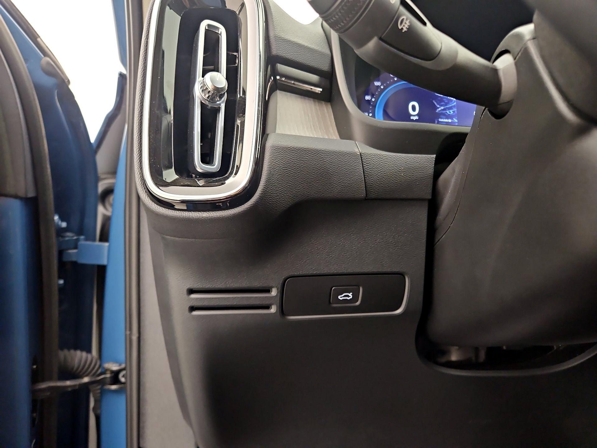 Thumbnail: 2023 Volvo XC40 - 13