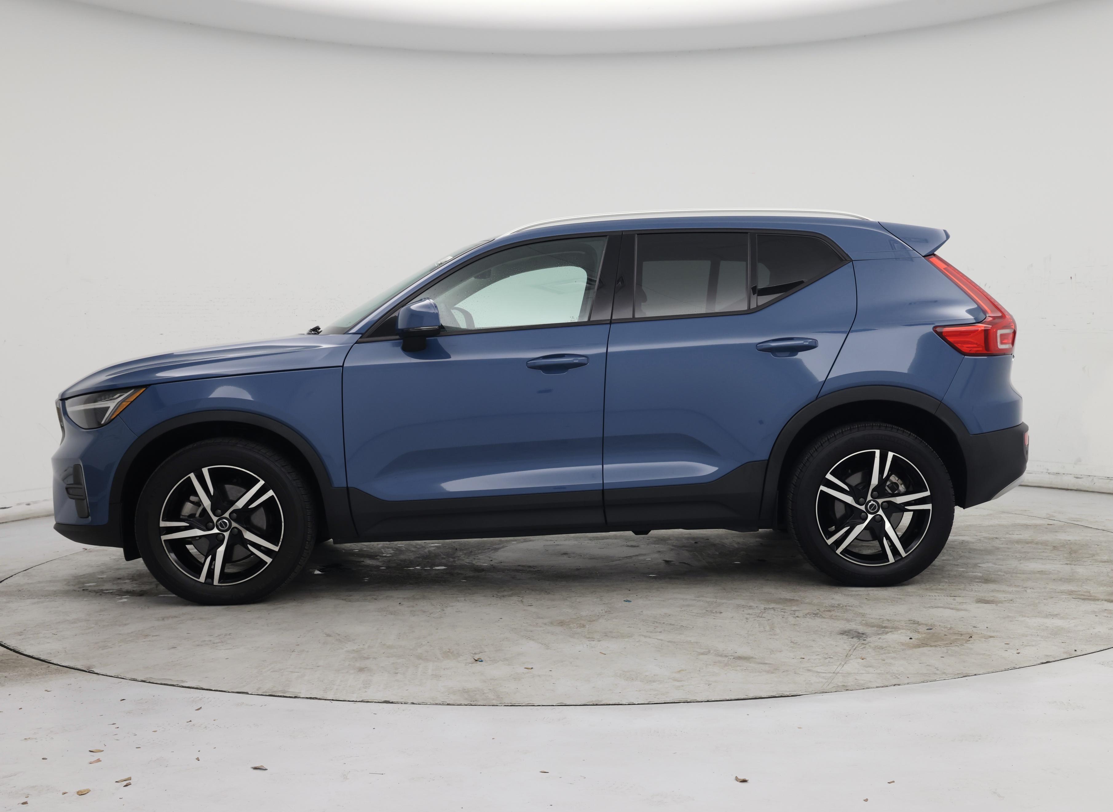 Thumbnail: 2023 Volvo XC40 - 3