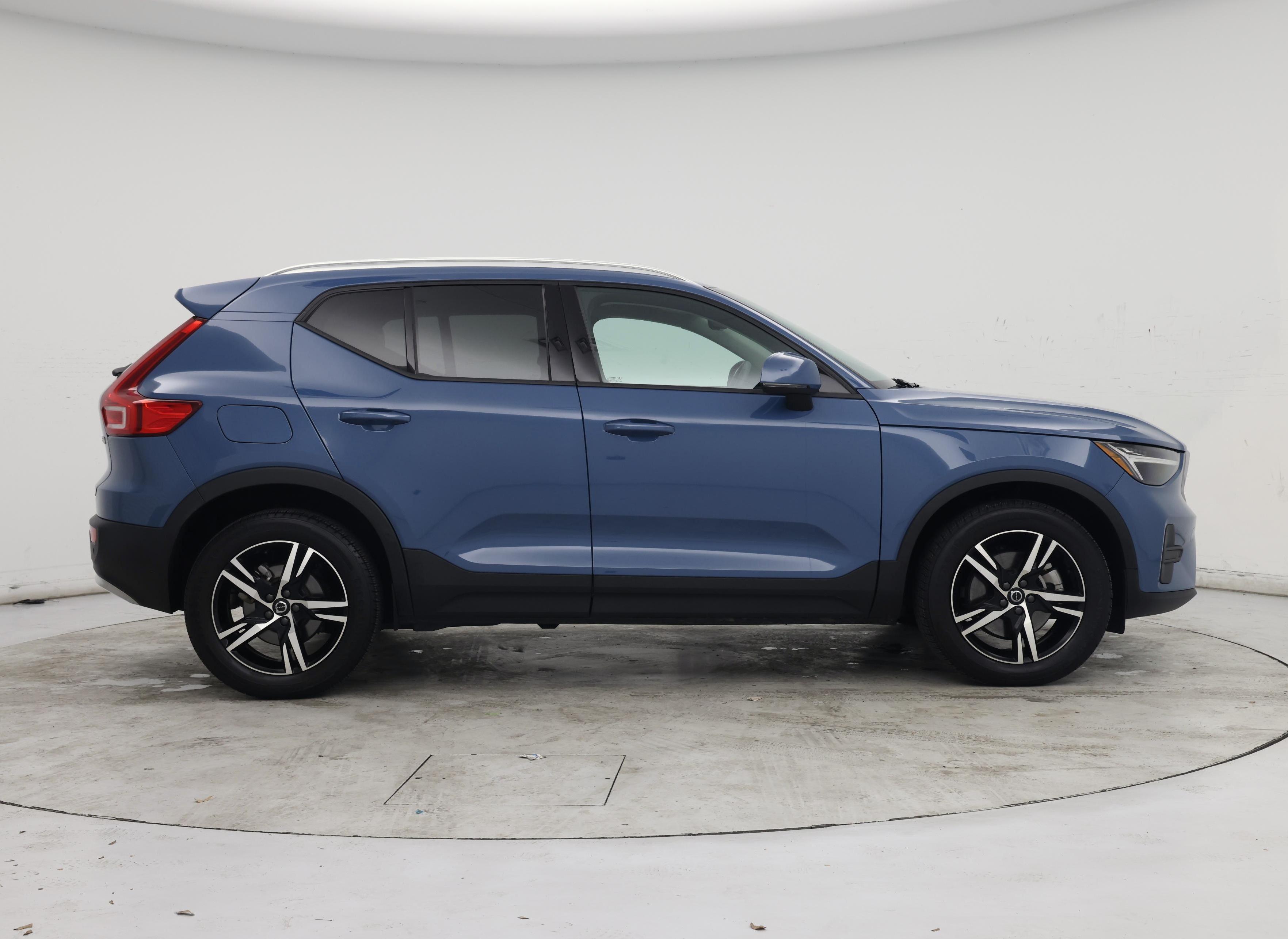 Thumbnail: 2023 Volvo XC40 - 7
