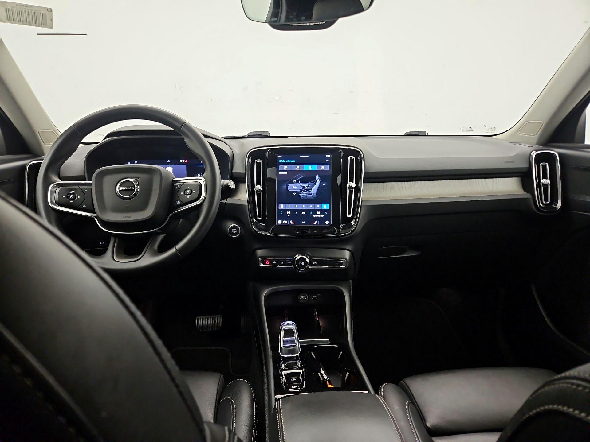 Thumbnail: 2023 Volvo XC40 - 9