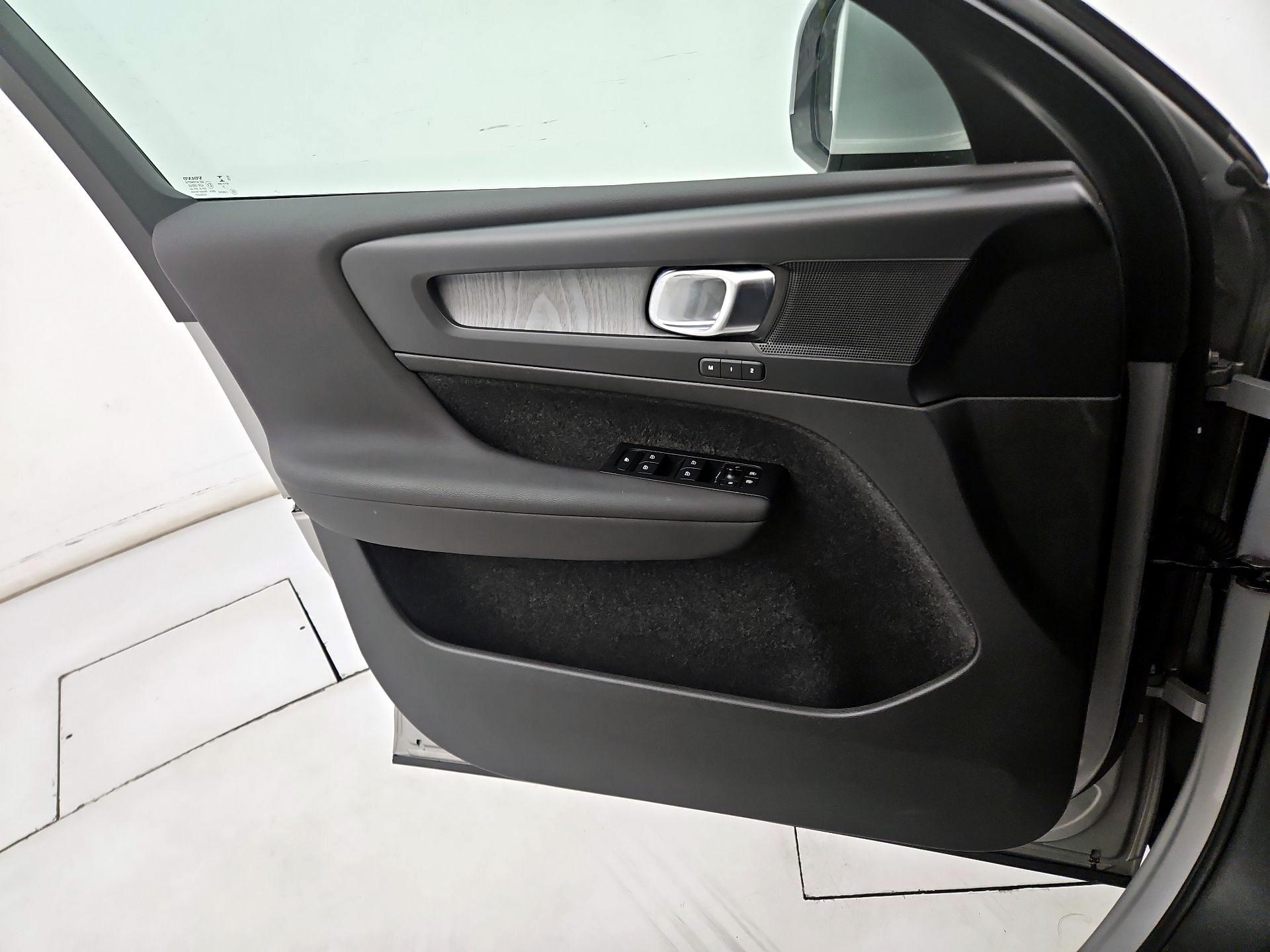 Thumbnail: 2023 Volvo XC40 - 12