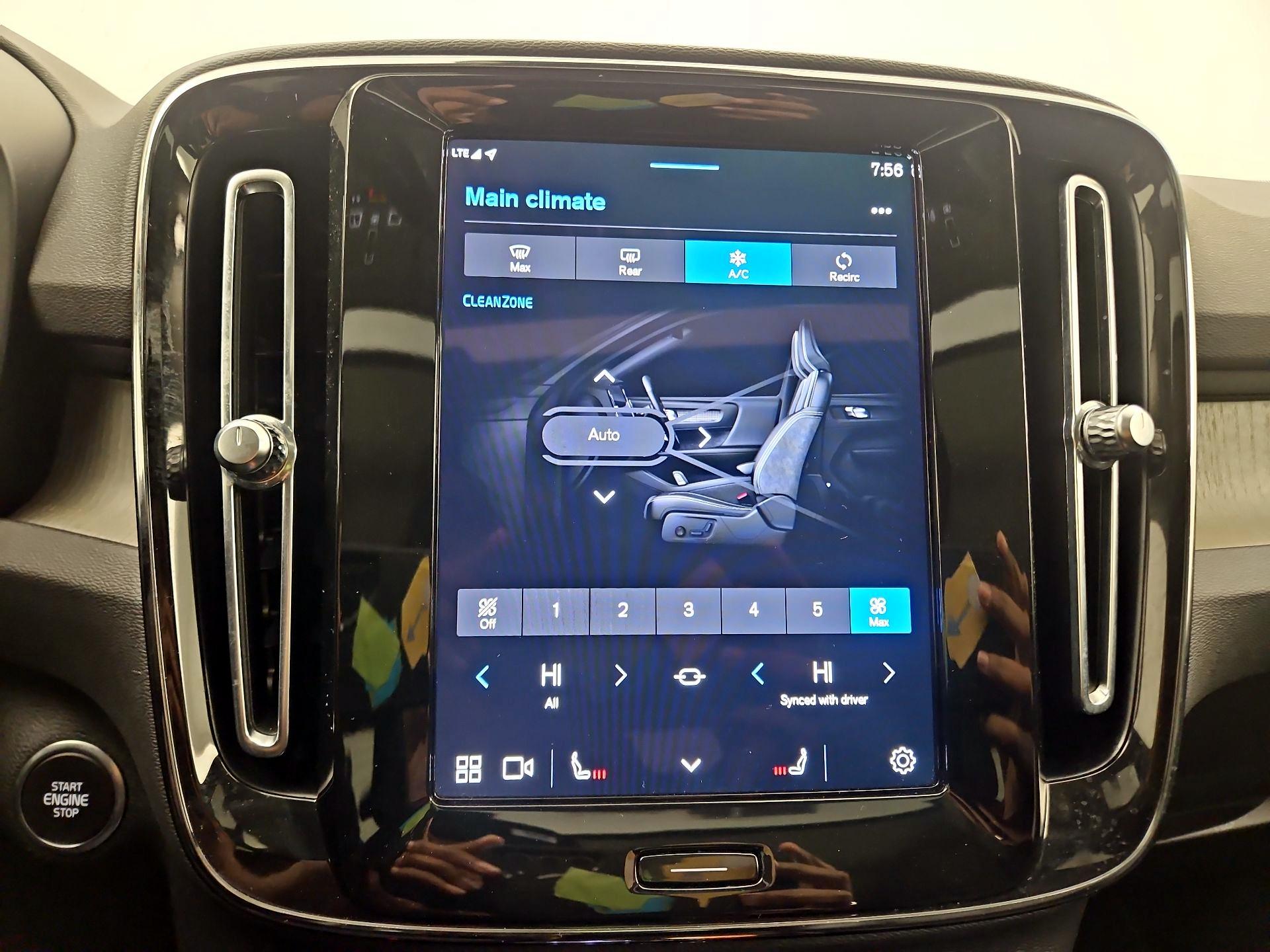 Thumbnail: 2023 Volvo XC40 - 17