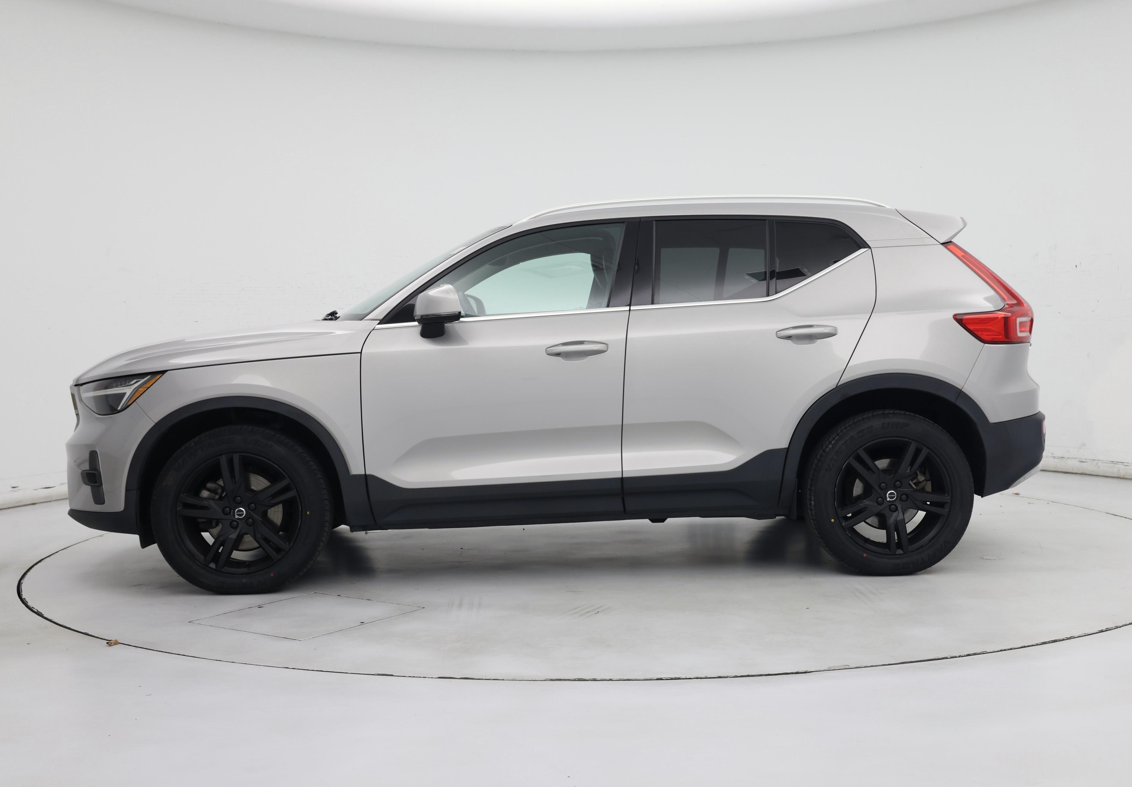 Thumbnail: 2023 Volvo XC40 - 3
