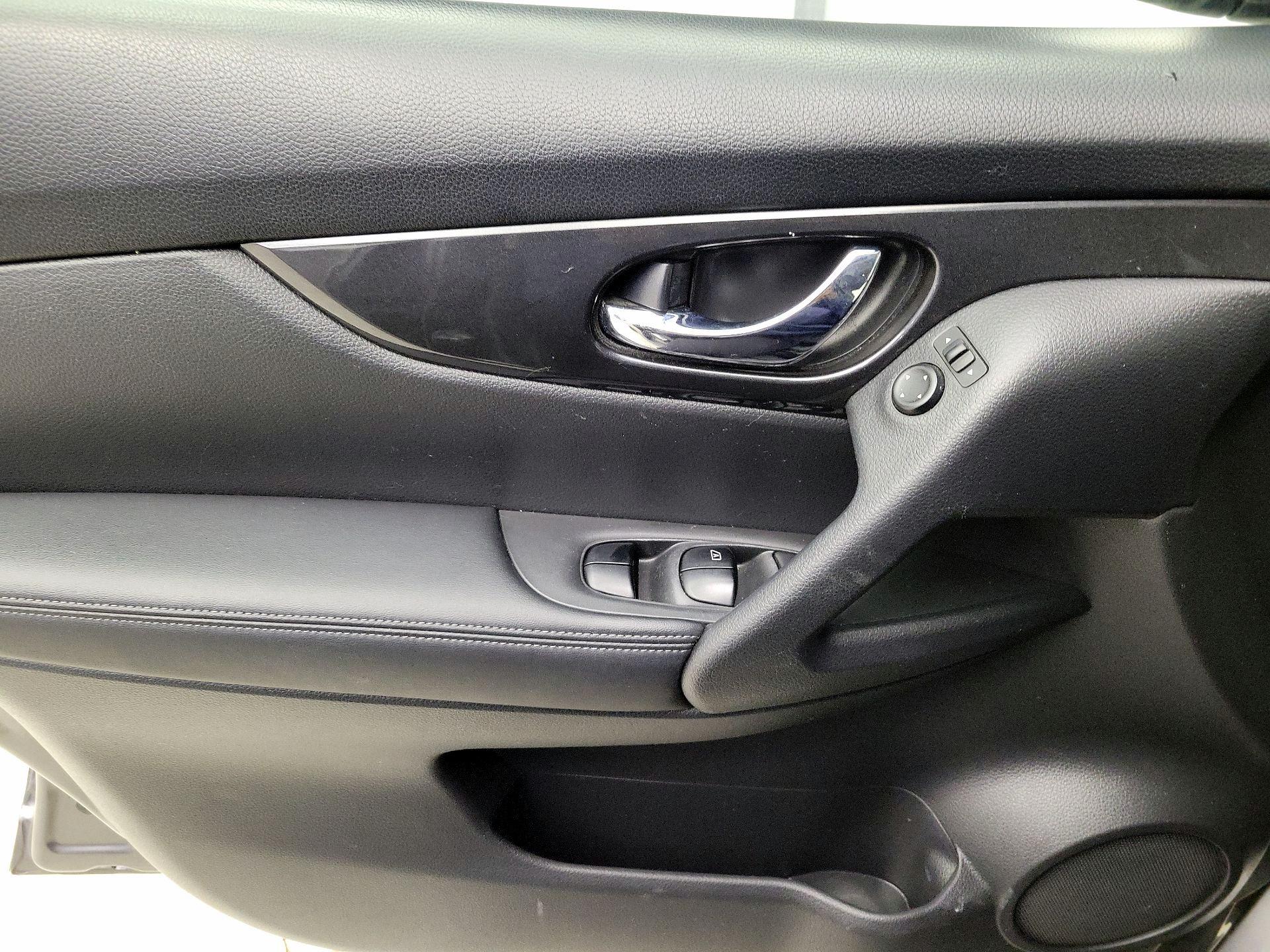 Thumbnail: 2017 Nissan Rogue - 12