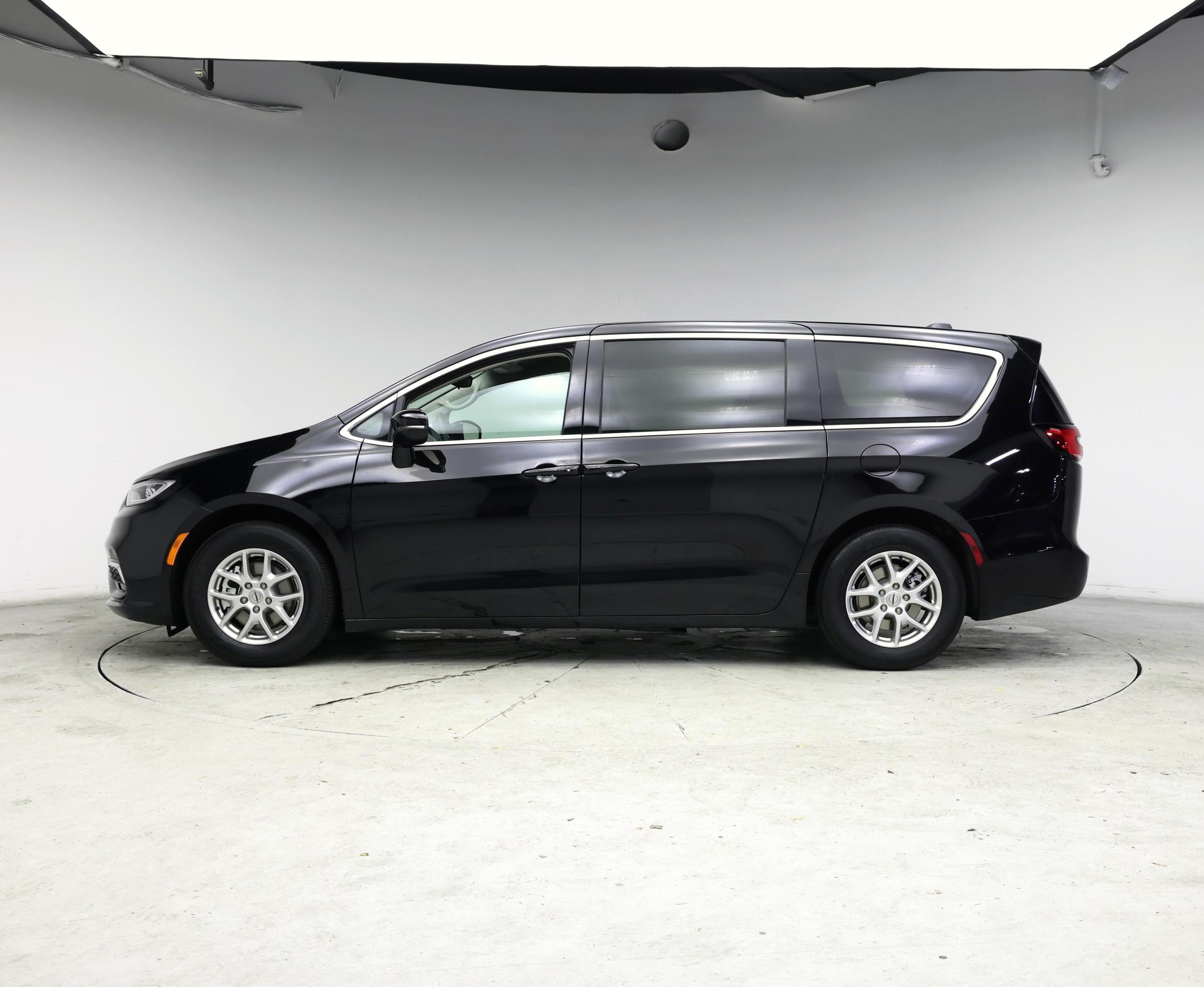 Thumbnail: 2024 Chrysler Pacifica - 3