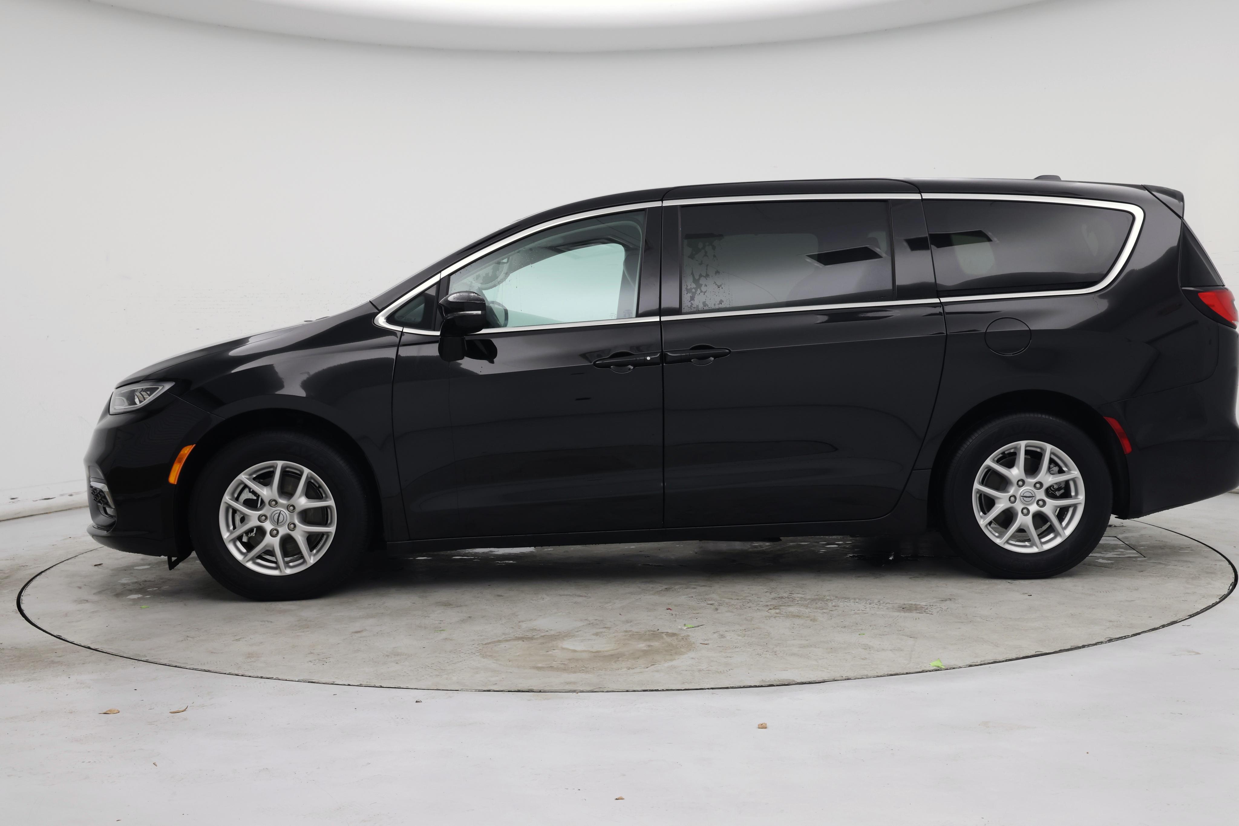 Thumbnail: 2024 Chrysler Pacifica - 3