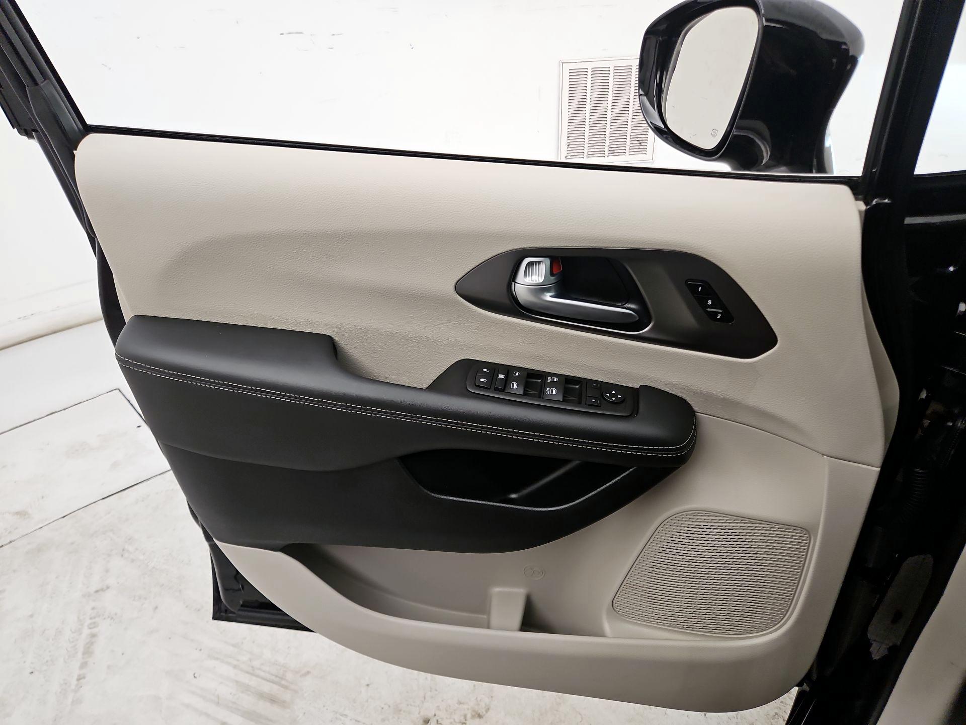 Thumbnail: 2024 Chrysler Pacifica - 12