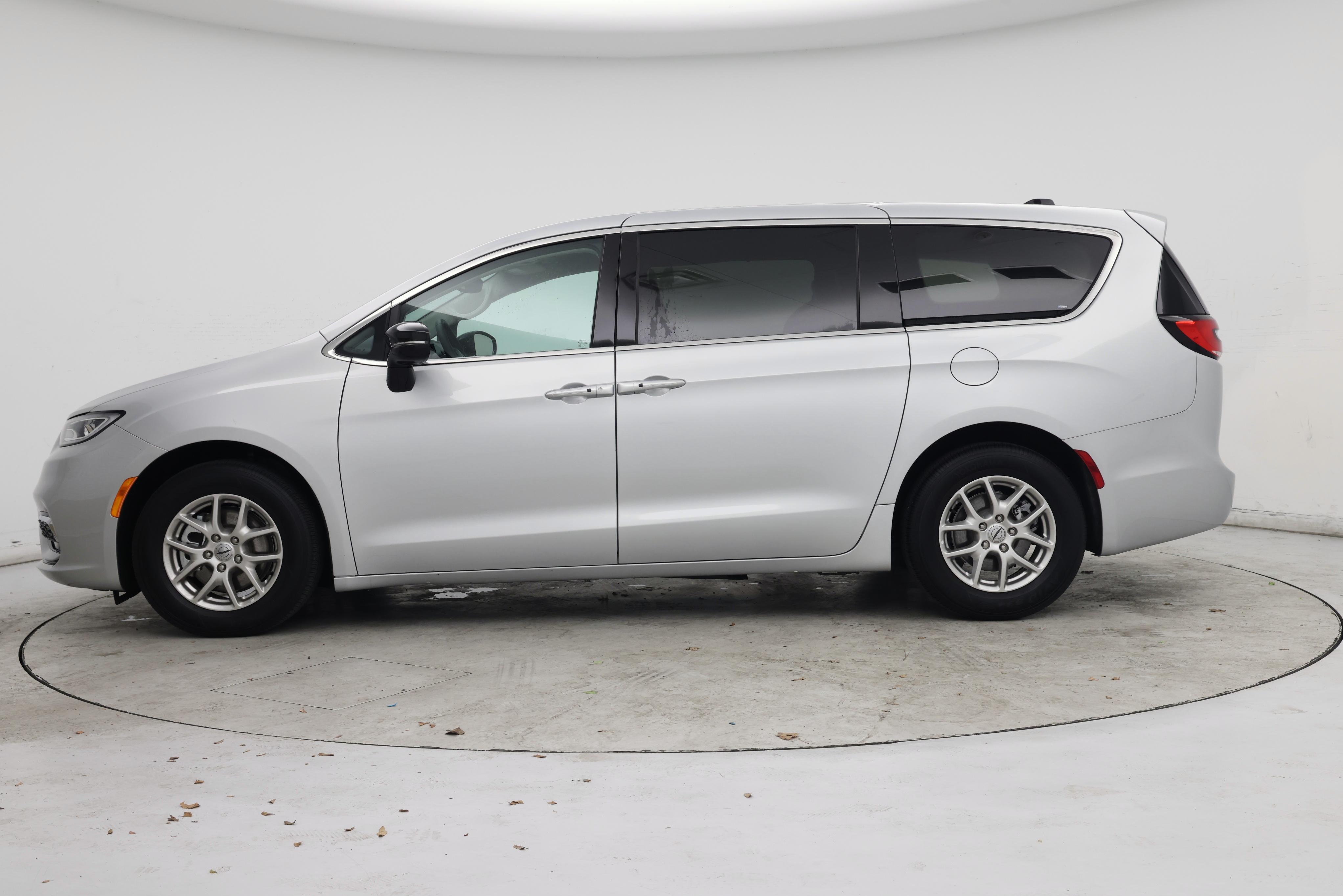 Thumbnail: 2024 Chrysler Pacifica - 3