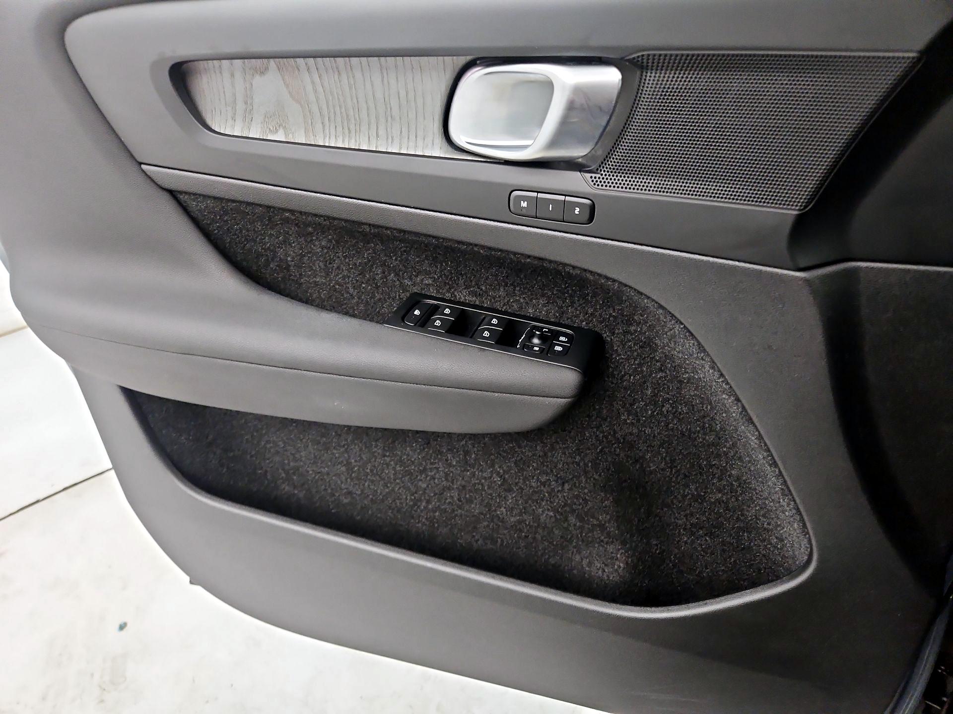 Thumbnail: 2023 Volvo XC40 - 12