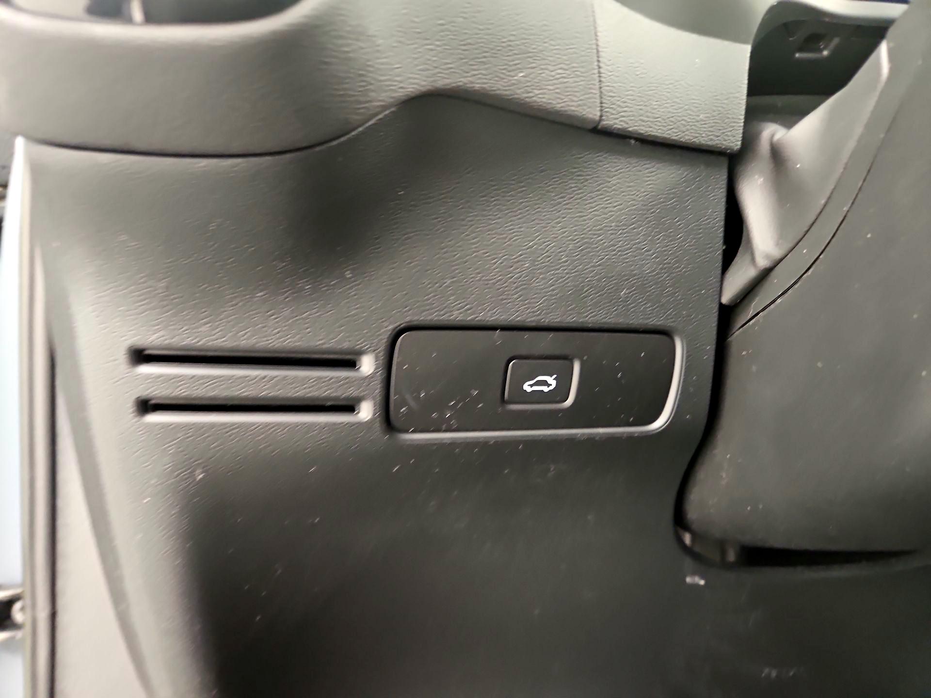 Thumbnail: 2023 Volvo XC40 - 13