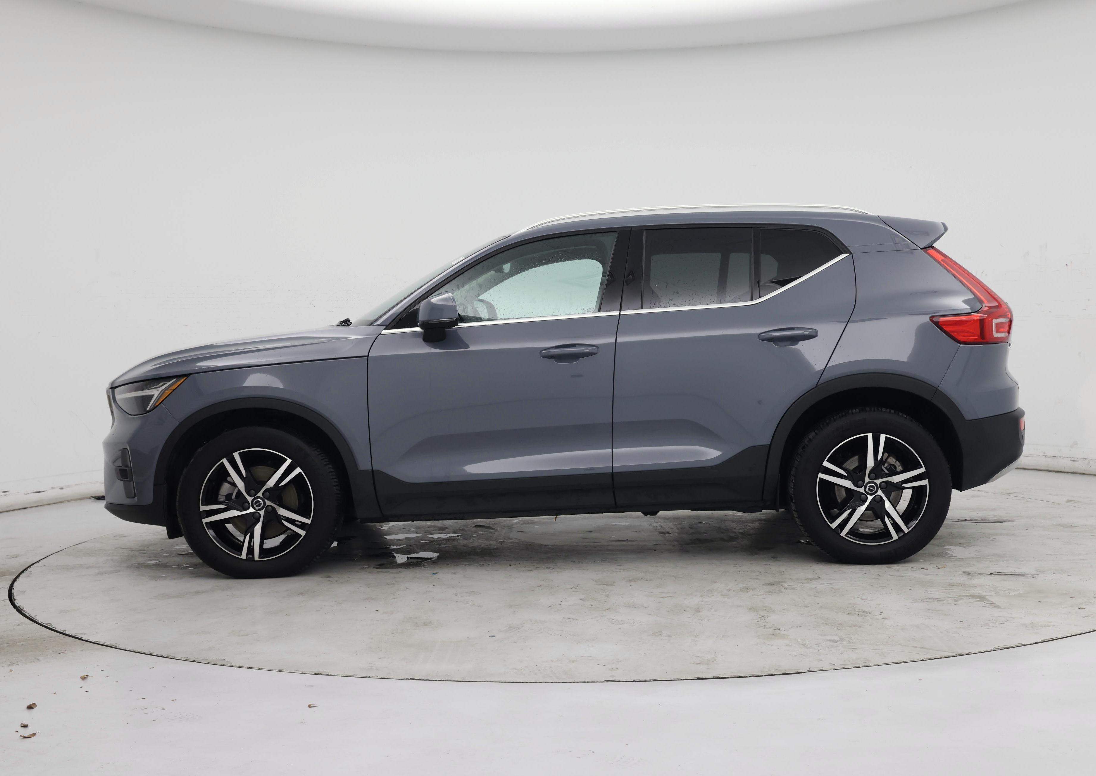 Thumbnail: 2023 Volvo XC40 - 3