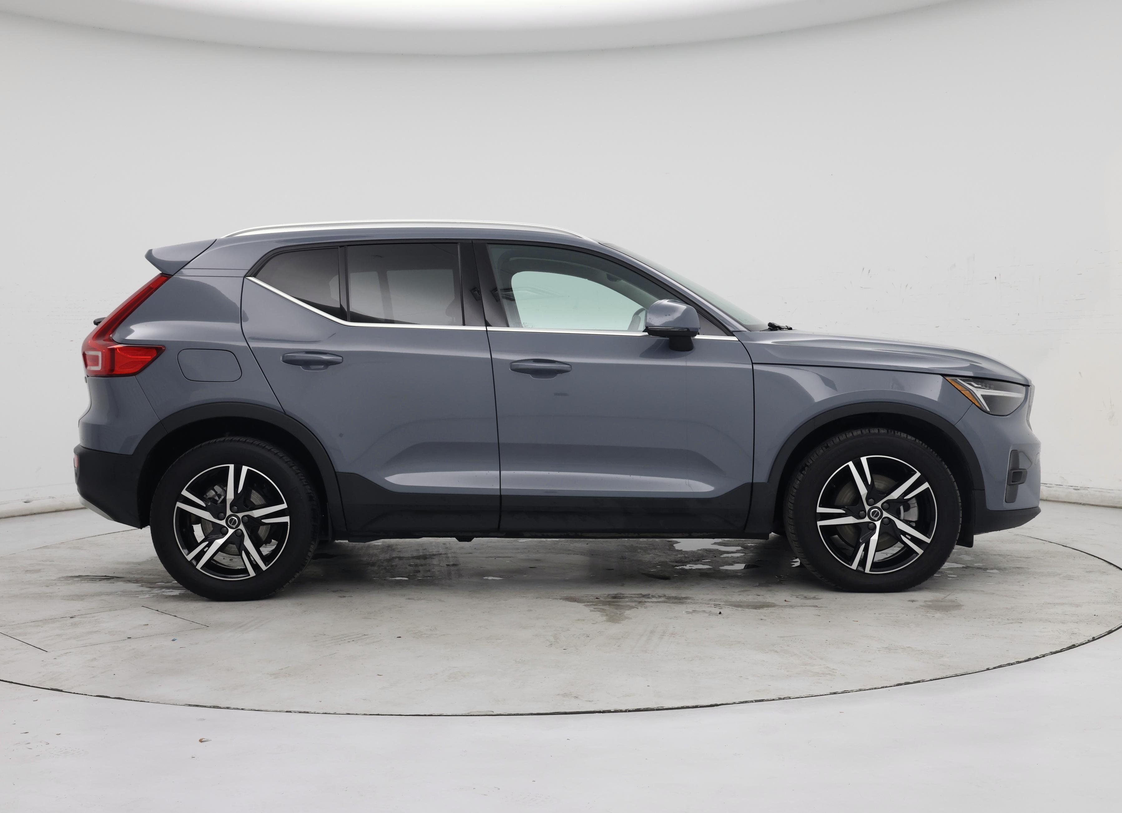 Thumbnail: 2023 Volvo XC40 - 7
