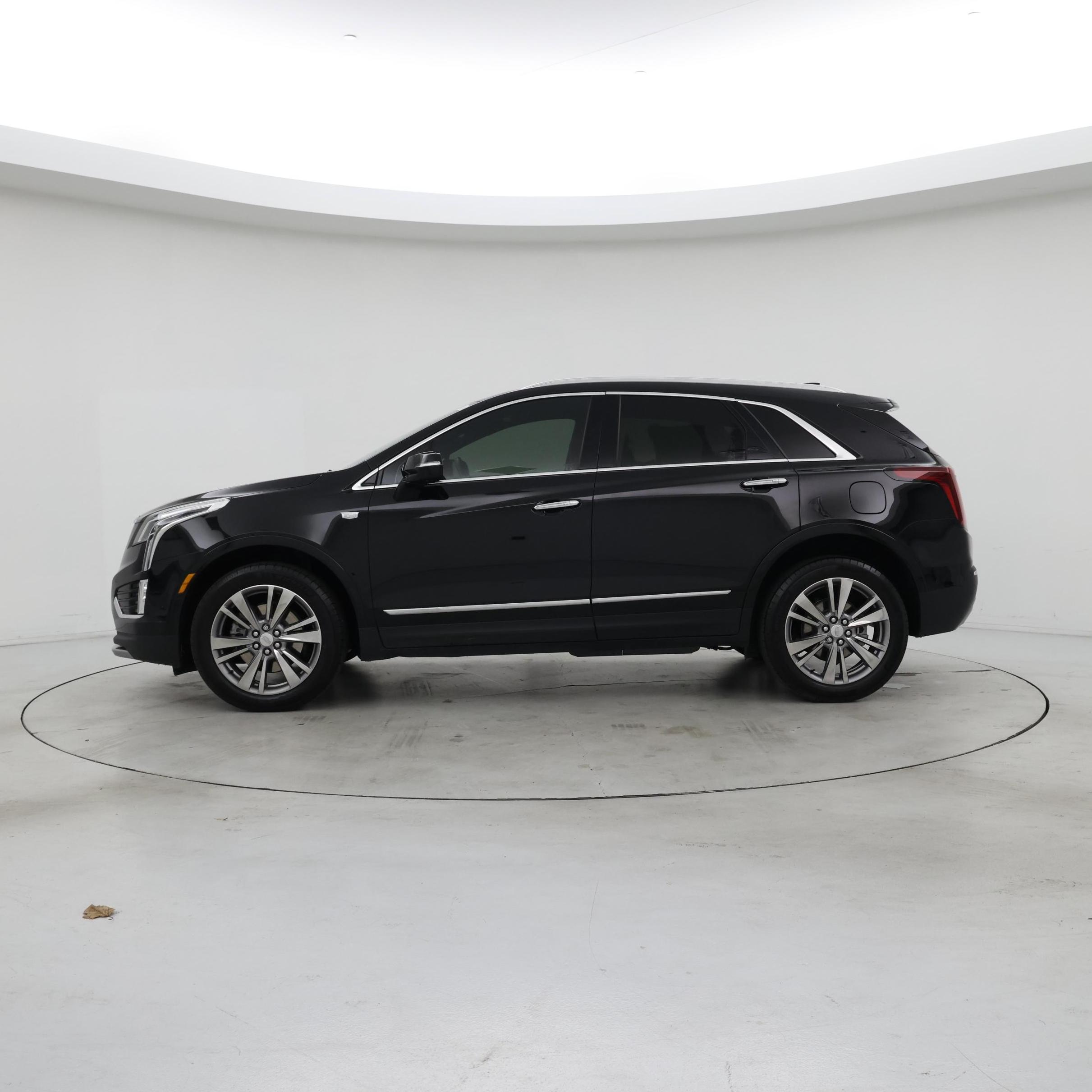 Thumbnail: 2024 Cadillac XT5 - 3