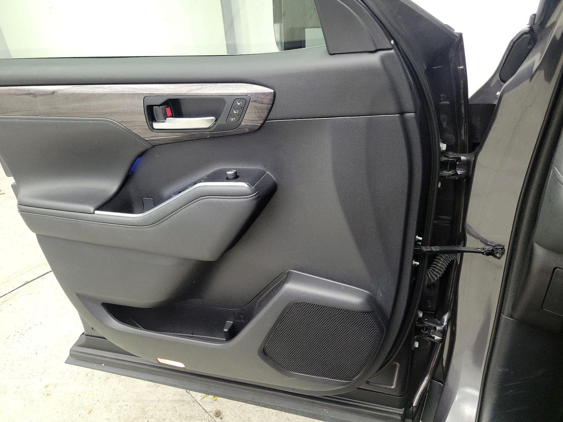 Thumbnail: 2021 Toyota Highlander - 12