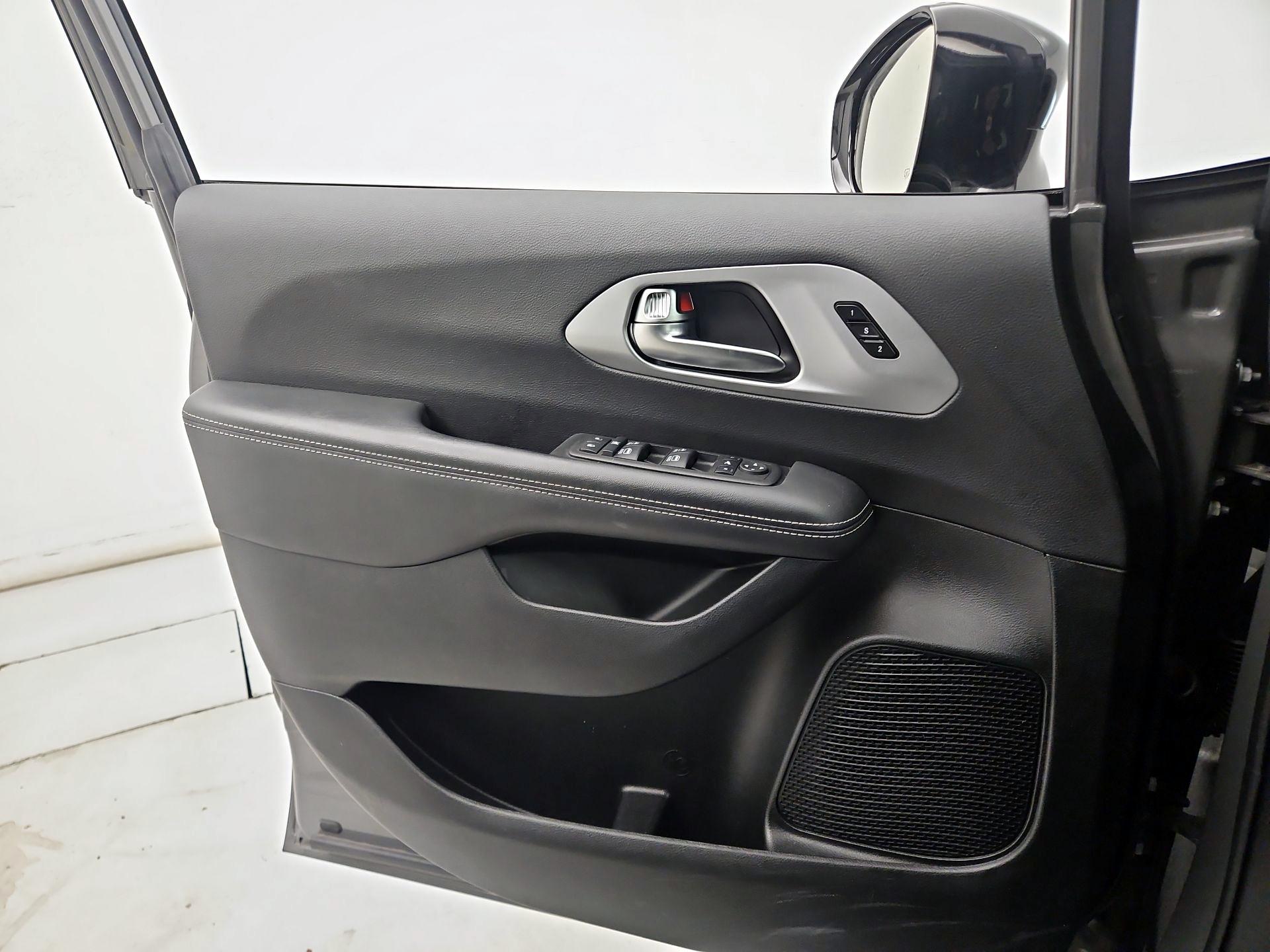 Thumbnail: 2025 Chrysler Pacifica - 12