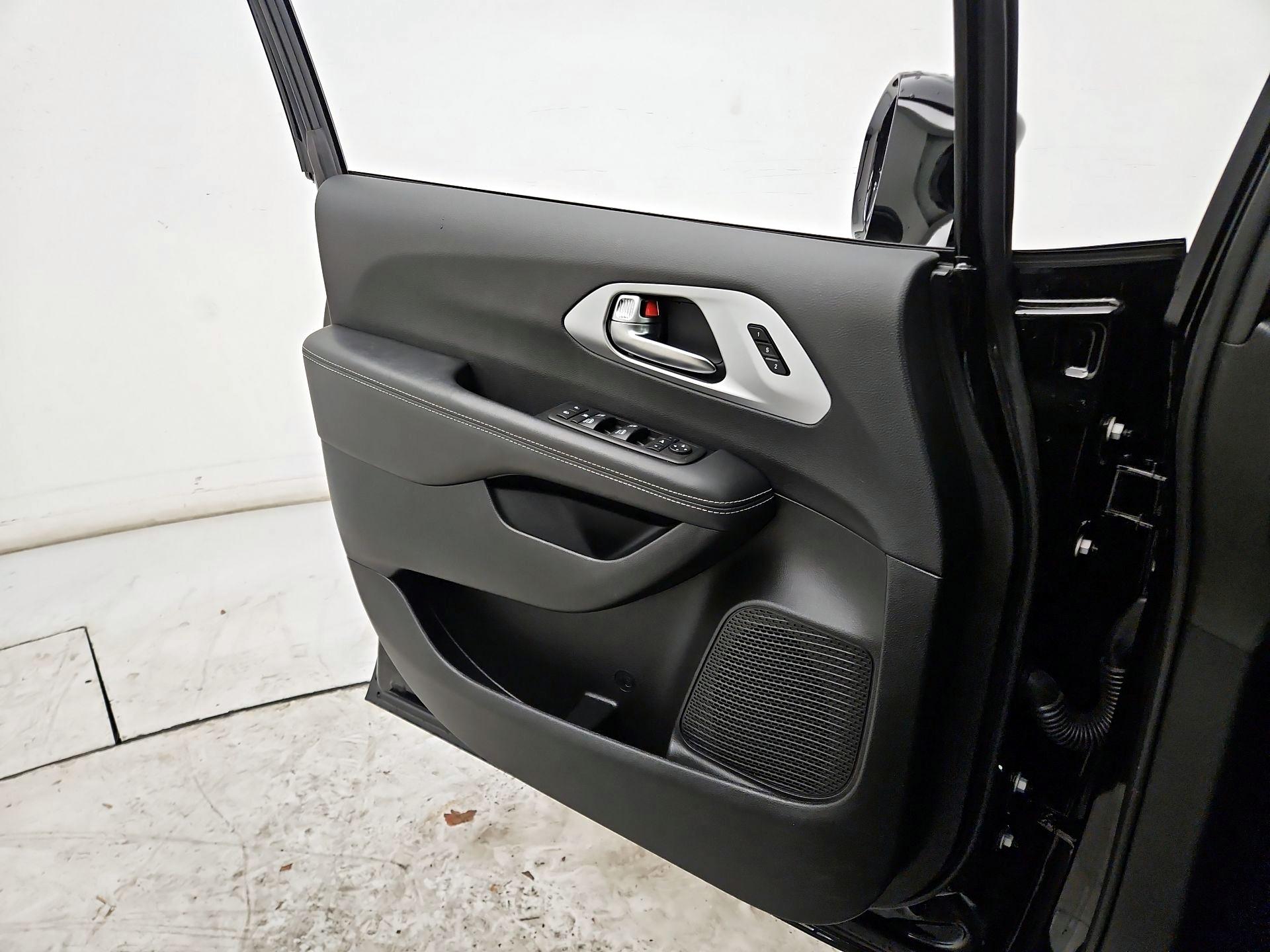 Thumbnail: 2025 Chrysler Pacifica - 12