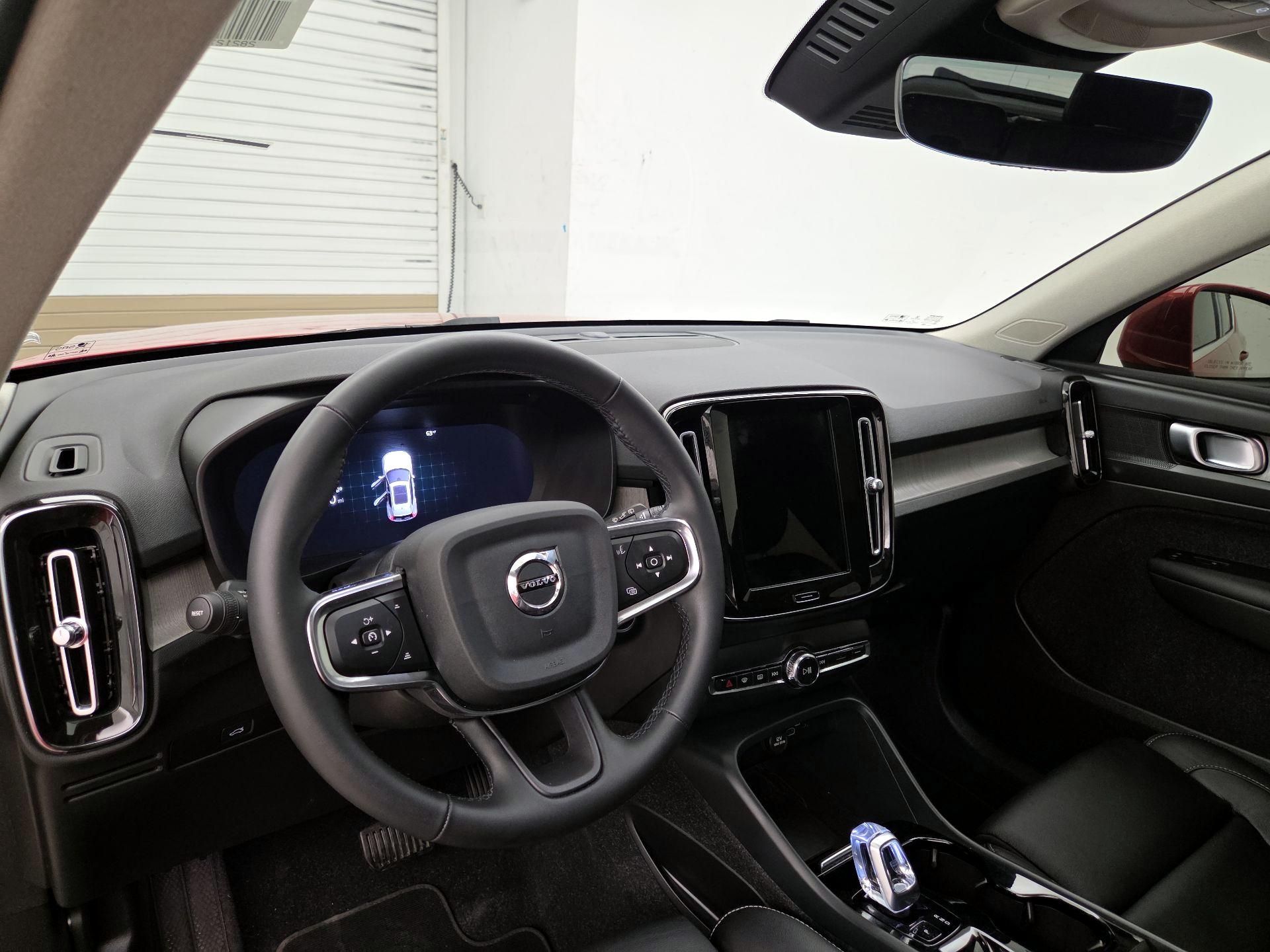 Thumbnail: 2023 Volvo XC40 - 9