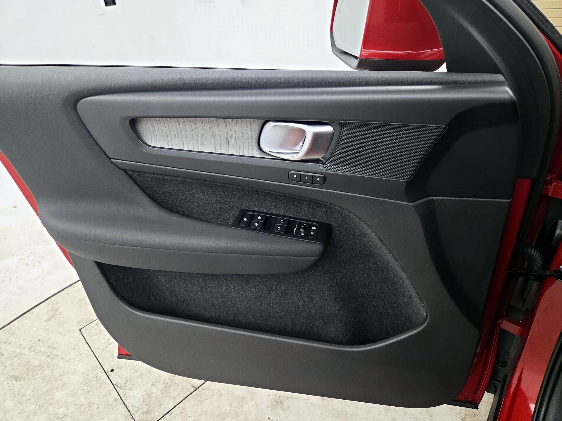 Thumbnail: 2023 Volvo XC40 - 12