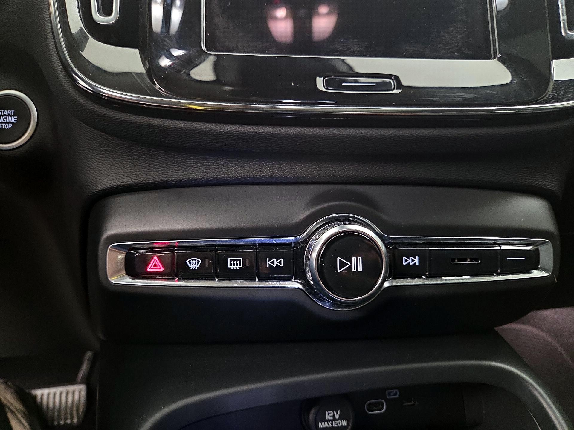 Thumbnail: 2023 Volvo XC40 - 17