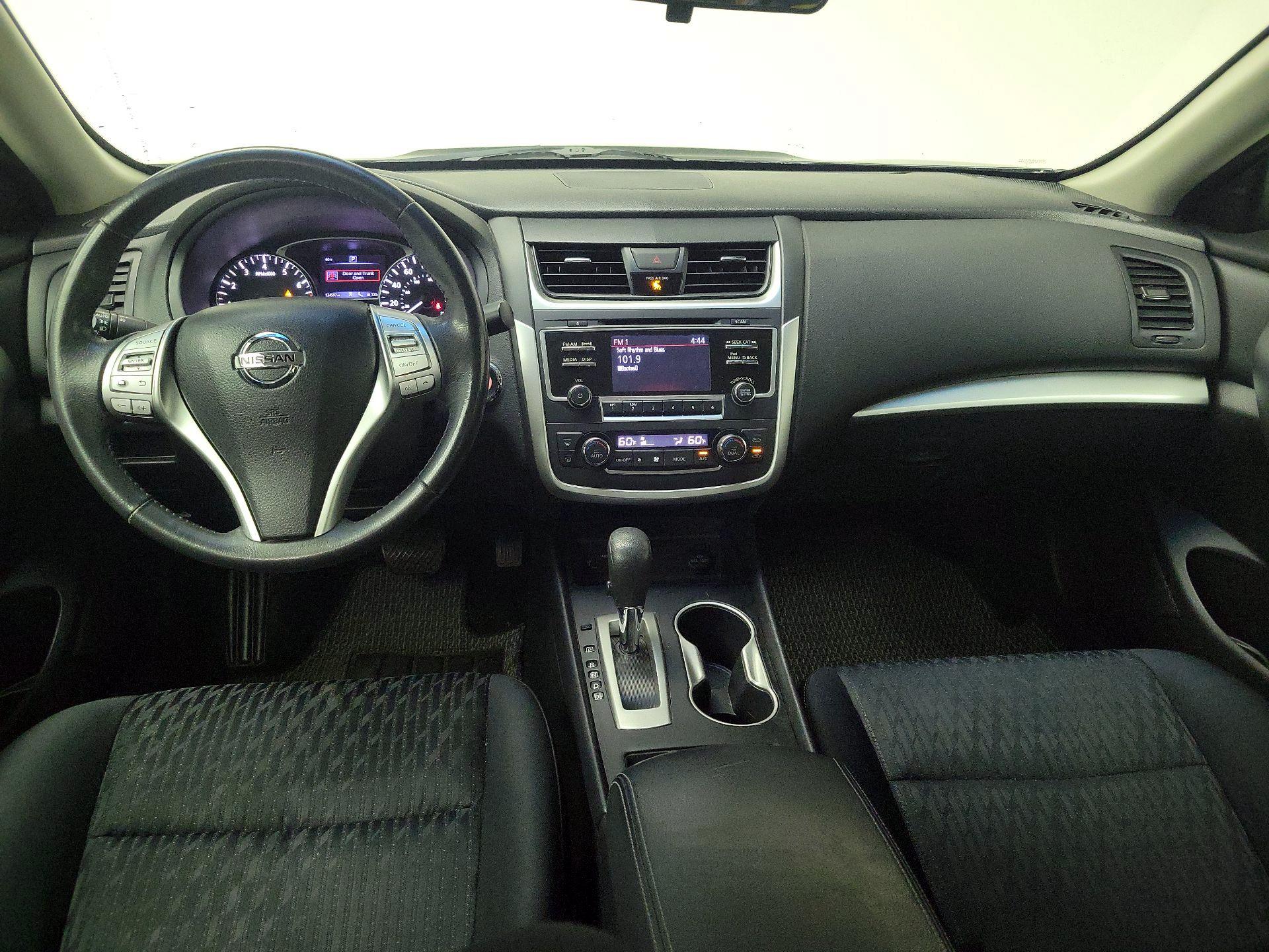 Thumbnail: 2017 Nissan Altima - 9