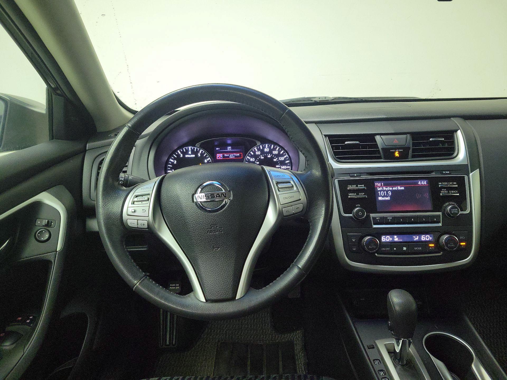 Thumbnail: 2017 Nissan Altima - 10