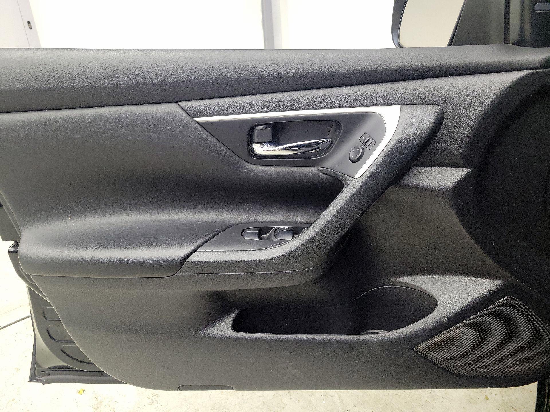 Thumbnail: 2017 Nissan Altima - 12