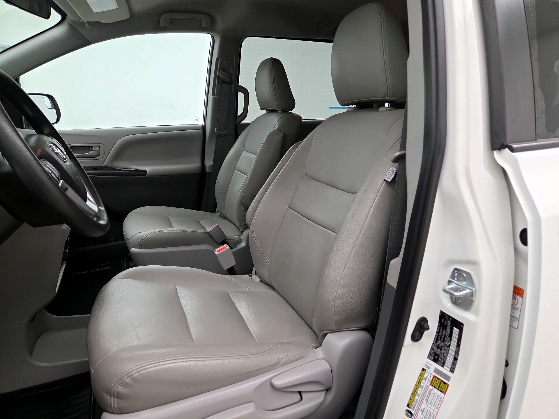 Thumbnail: 2020 Toyota Sienna - 11