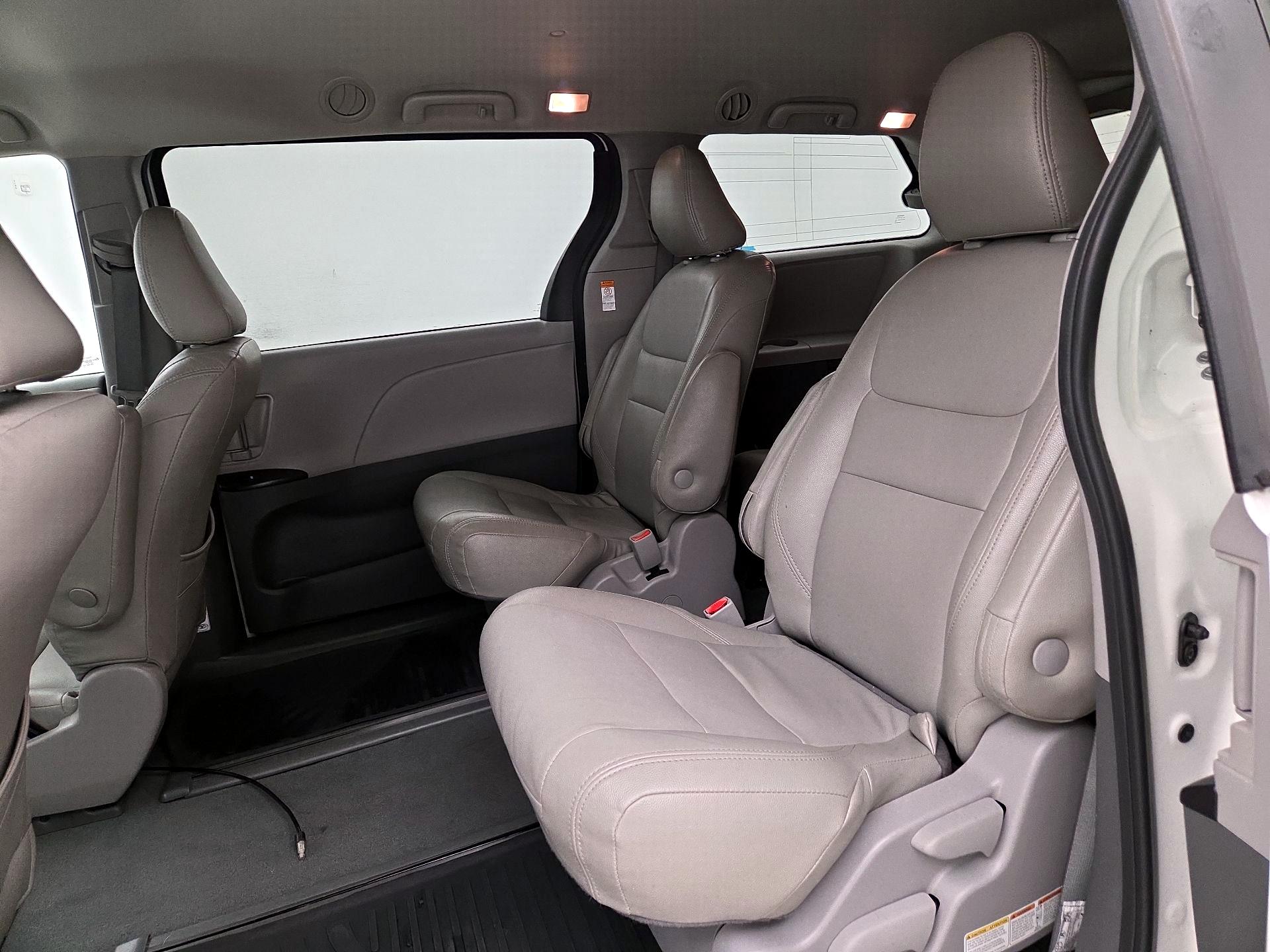 Thumbnail: 2020 Toyota Sienna - 19