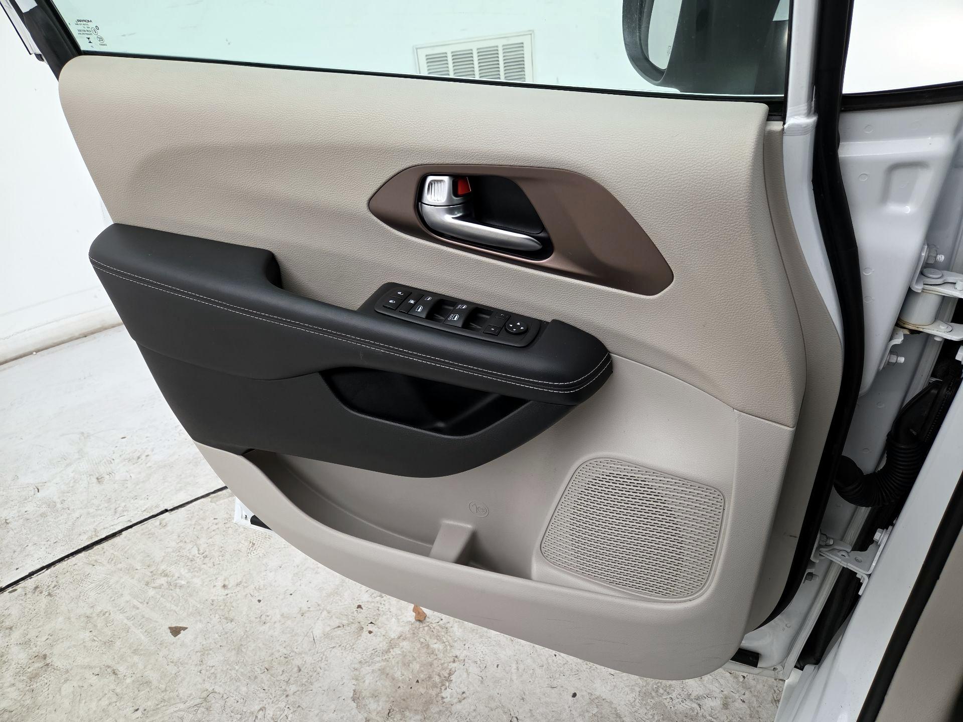 Thumbnail: 2023 Chrysler Voyager - 12