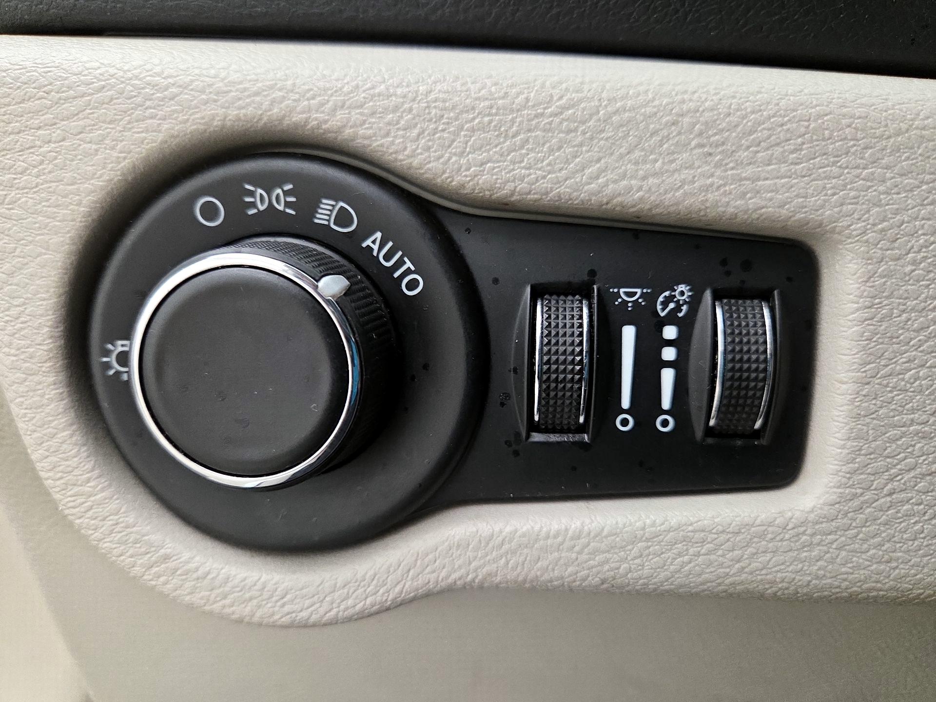 Thumbnail: 2023 Chrysler Voyager - 13