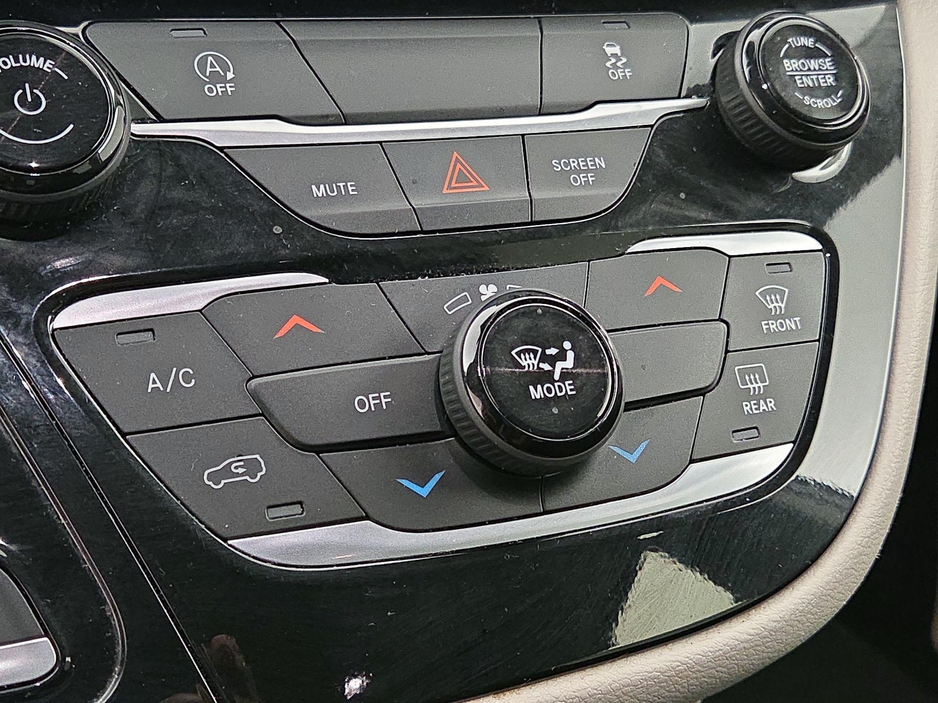 Thumbnail: 2023 Chrysler Voyager - 16