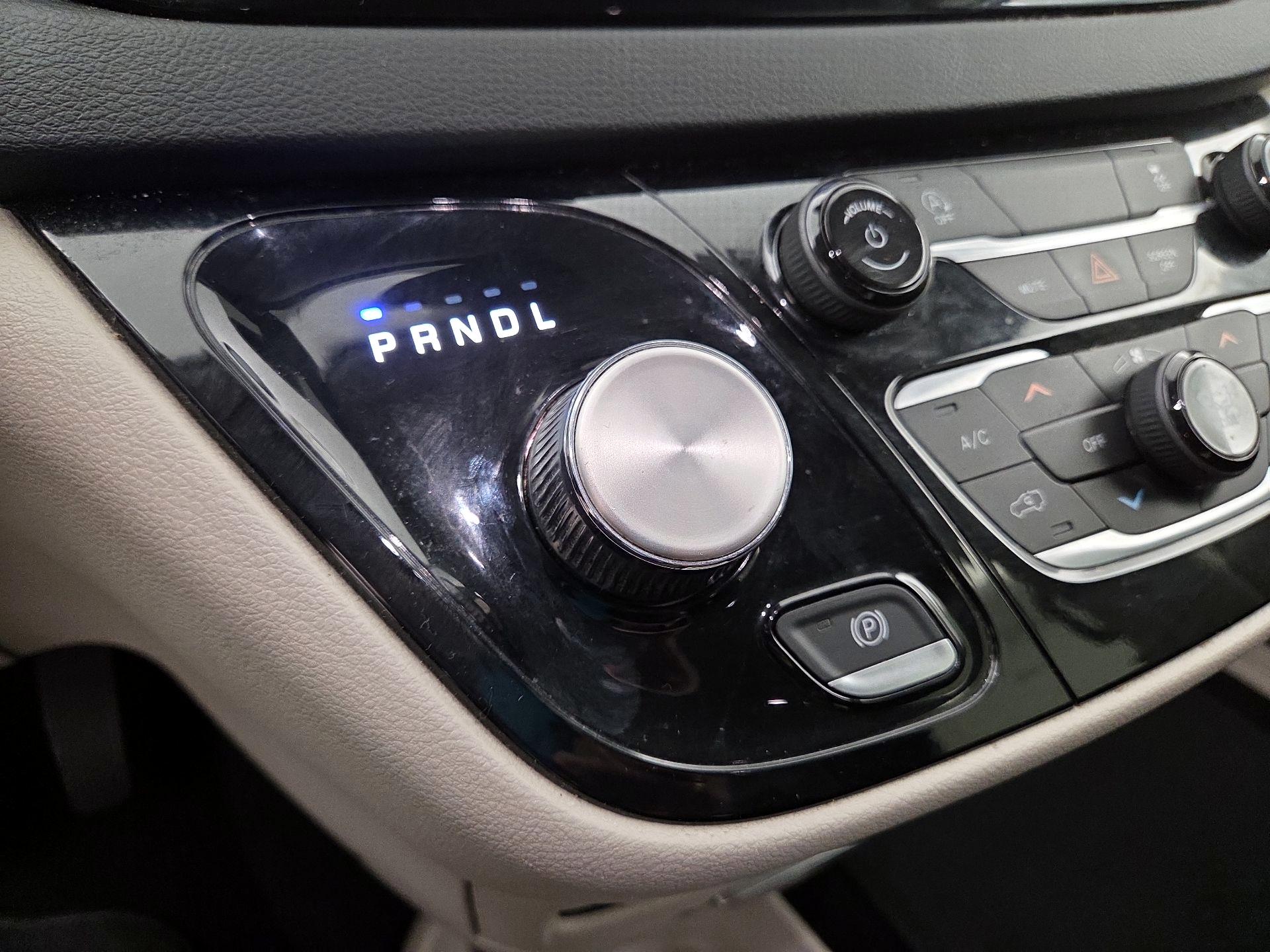 Thumbnail: 2023 Chrysler Voyager - 17