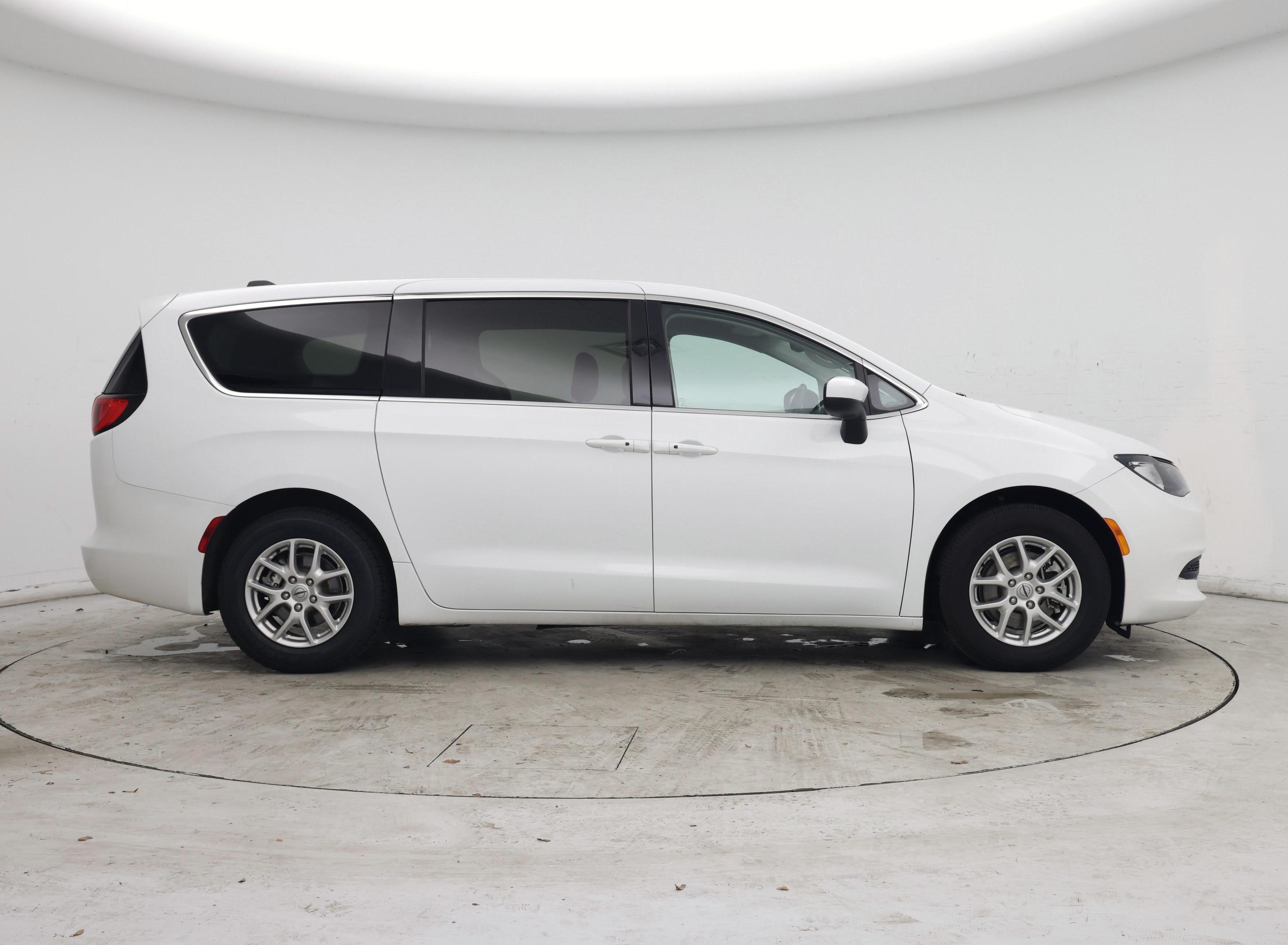 Thumbnail: 2023 Chrysler Voyager - 7