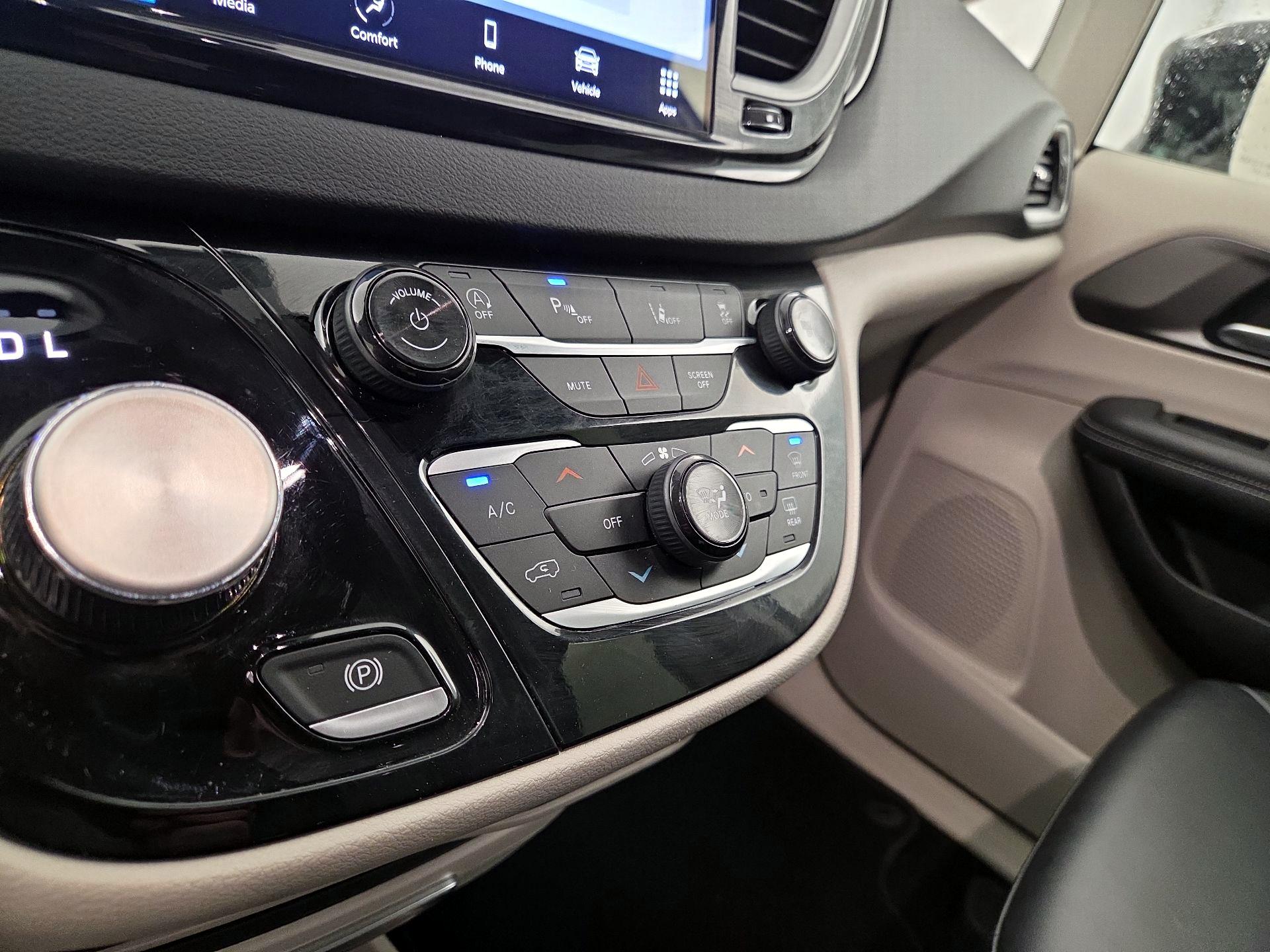 Thumbnail: 2024 Chrysler Pacifica - 16