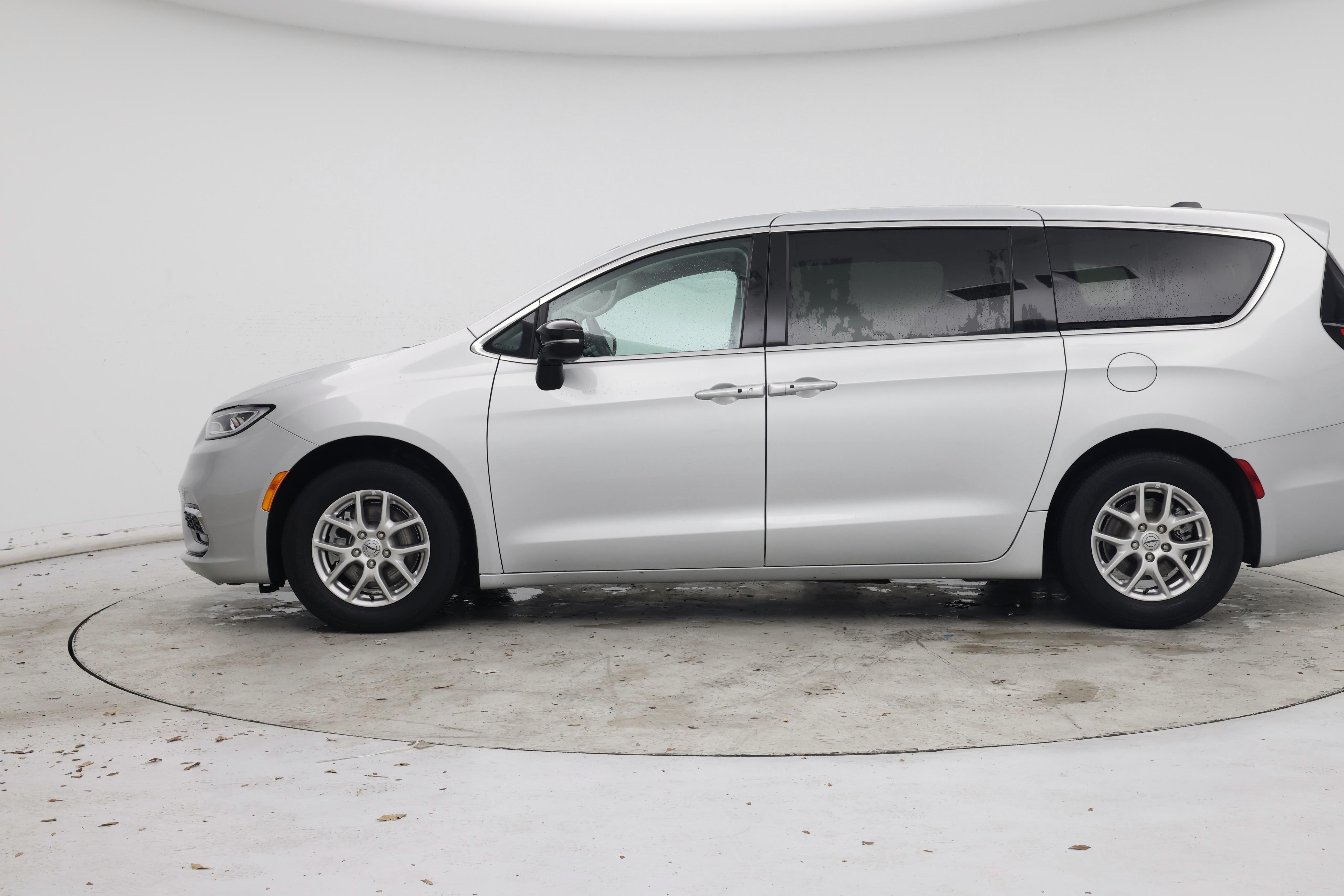 Thumbnail: 2024 Chrysler Pacifica - 3