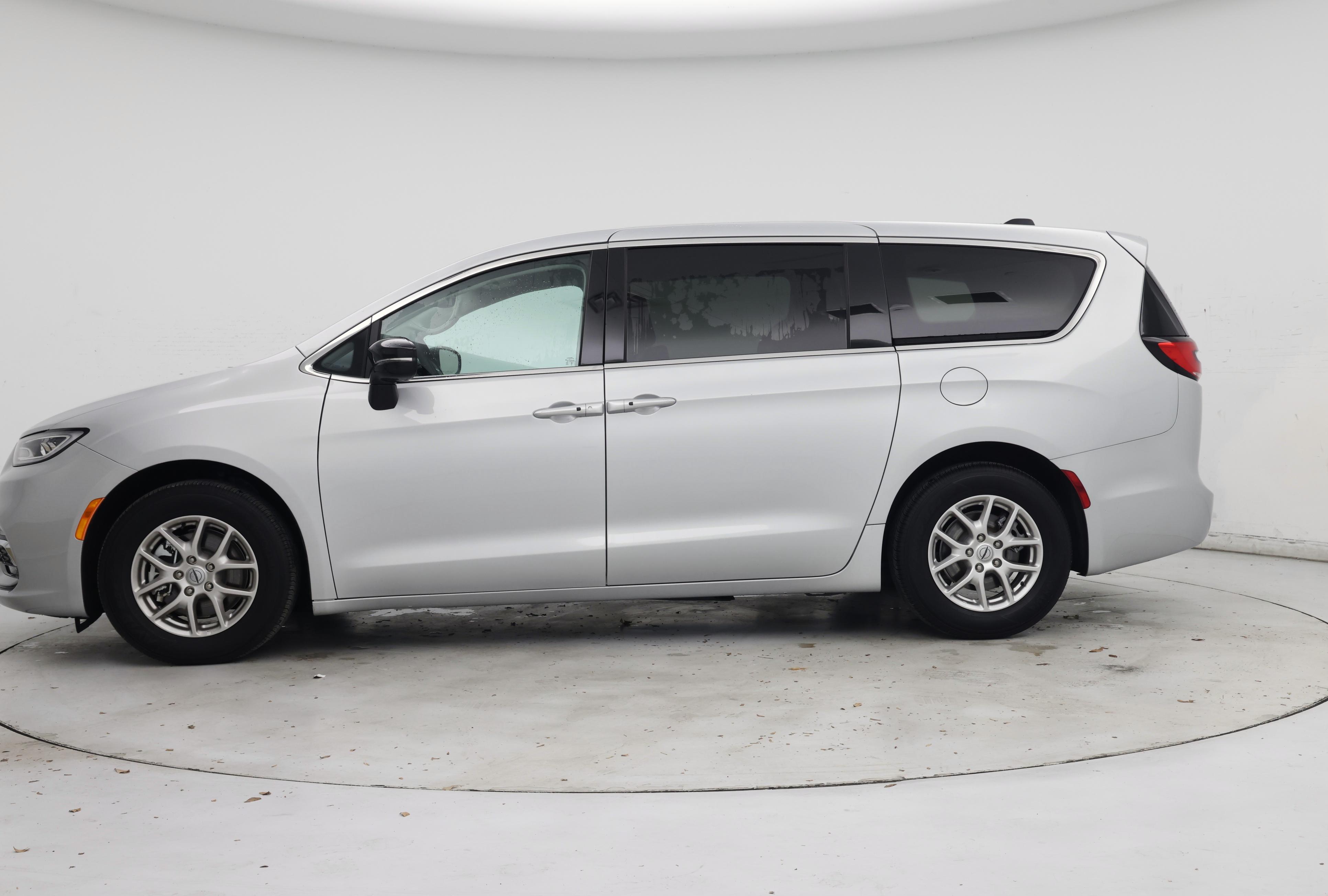 Thumbnail: 2024 Chrysler Pacifica - 3