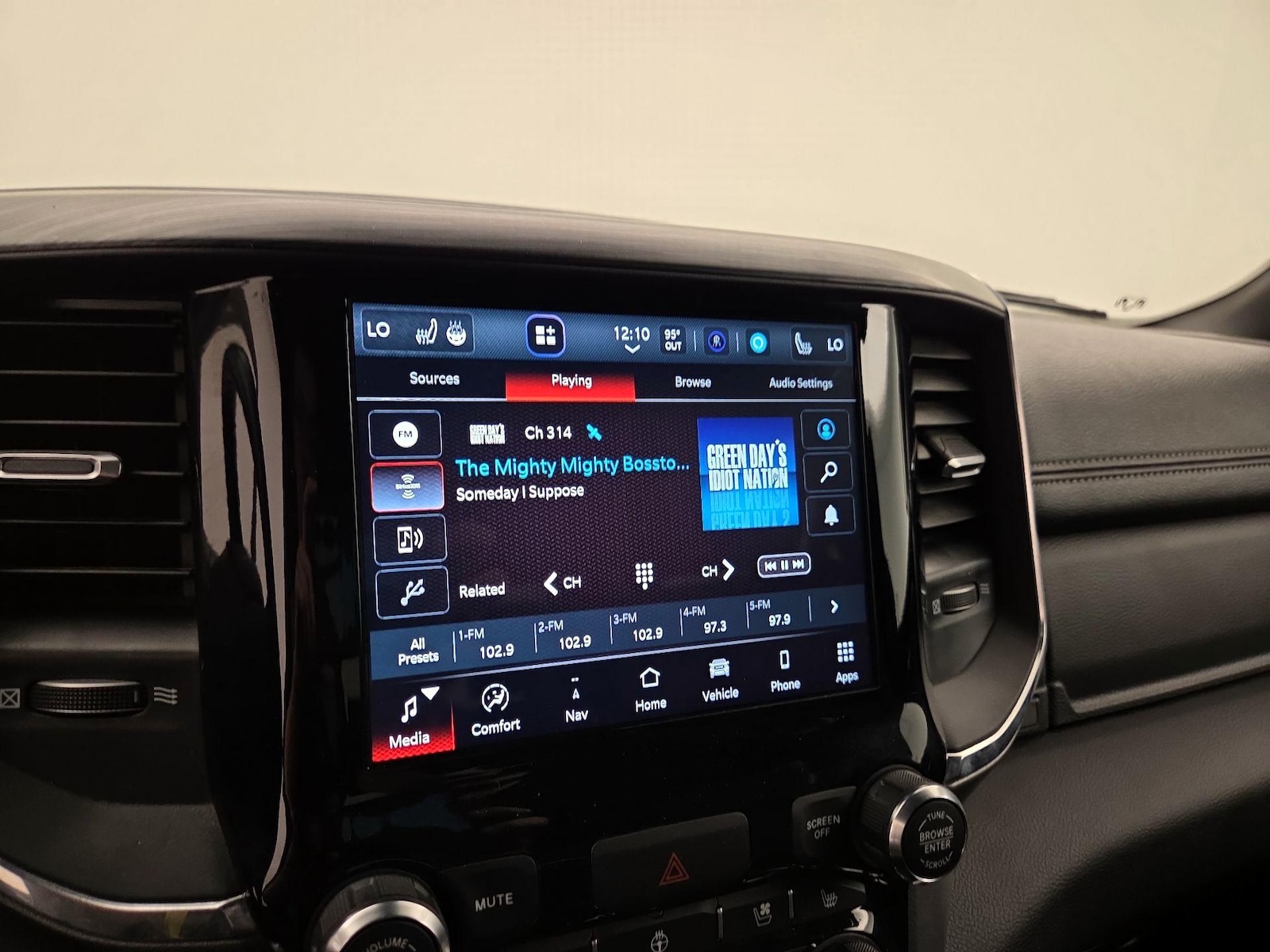 2024 RAM Ram 1500 Pickup Laramie - Photo 16