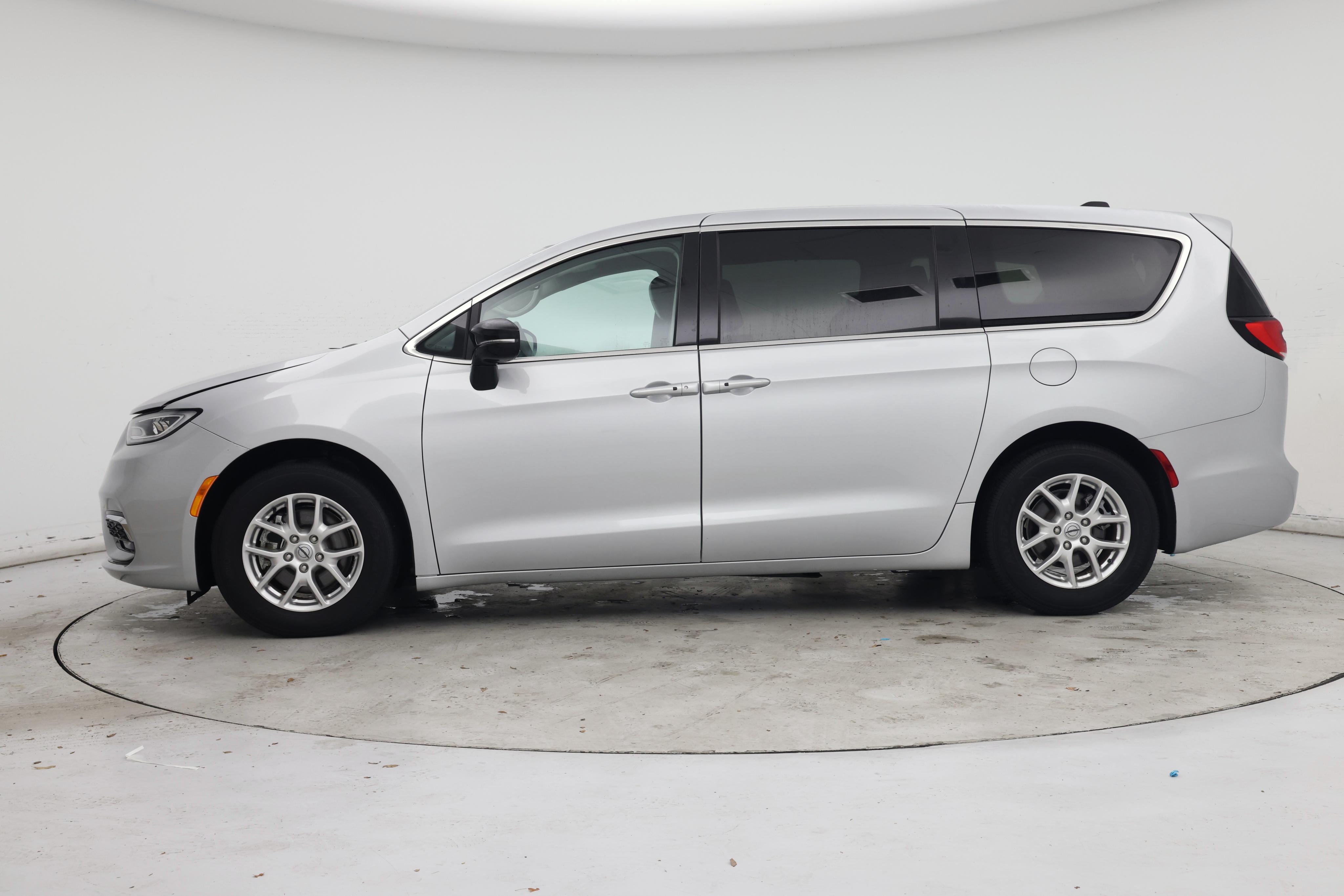 Thumbnail: 2024 Chrysler Pacifica - 3