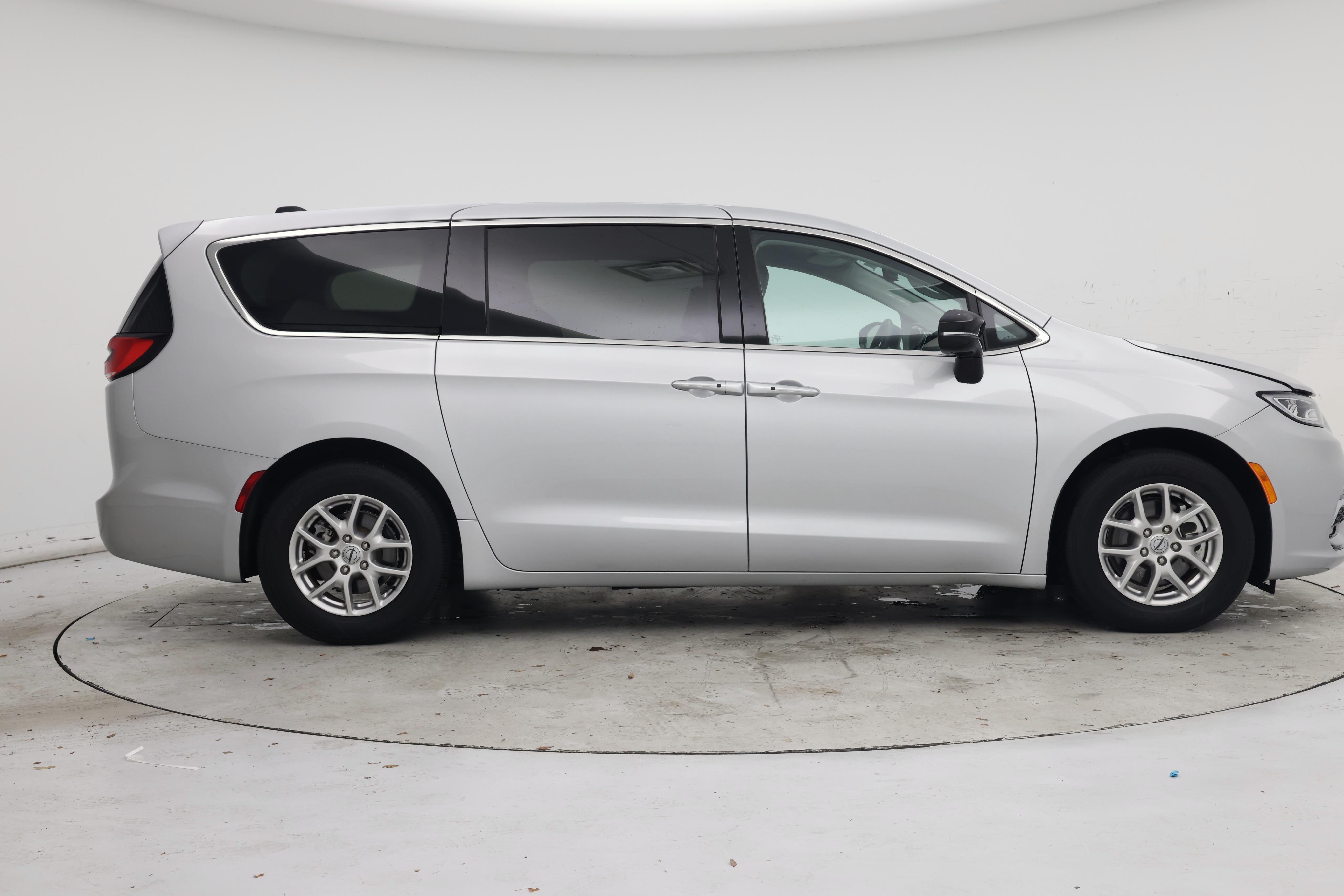 Thumbnail: 2024 Chrysler Pacifica - 7