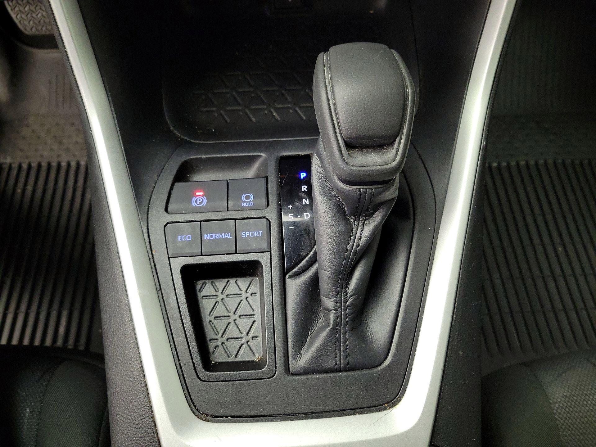 Thumbnail: 2022 Toyota RAV4 - 17