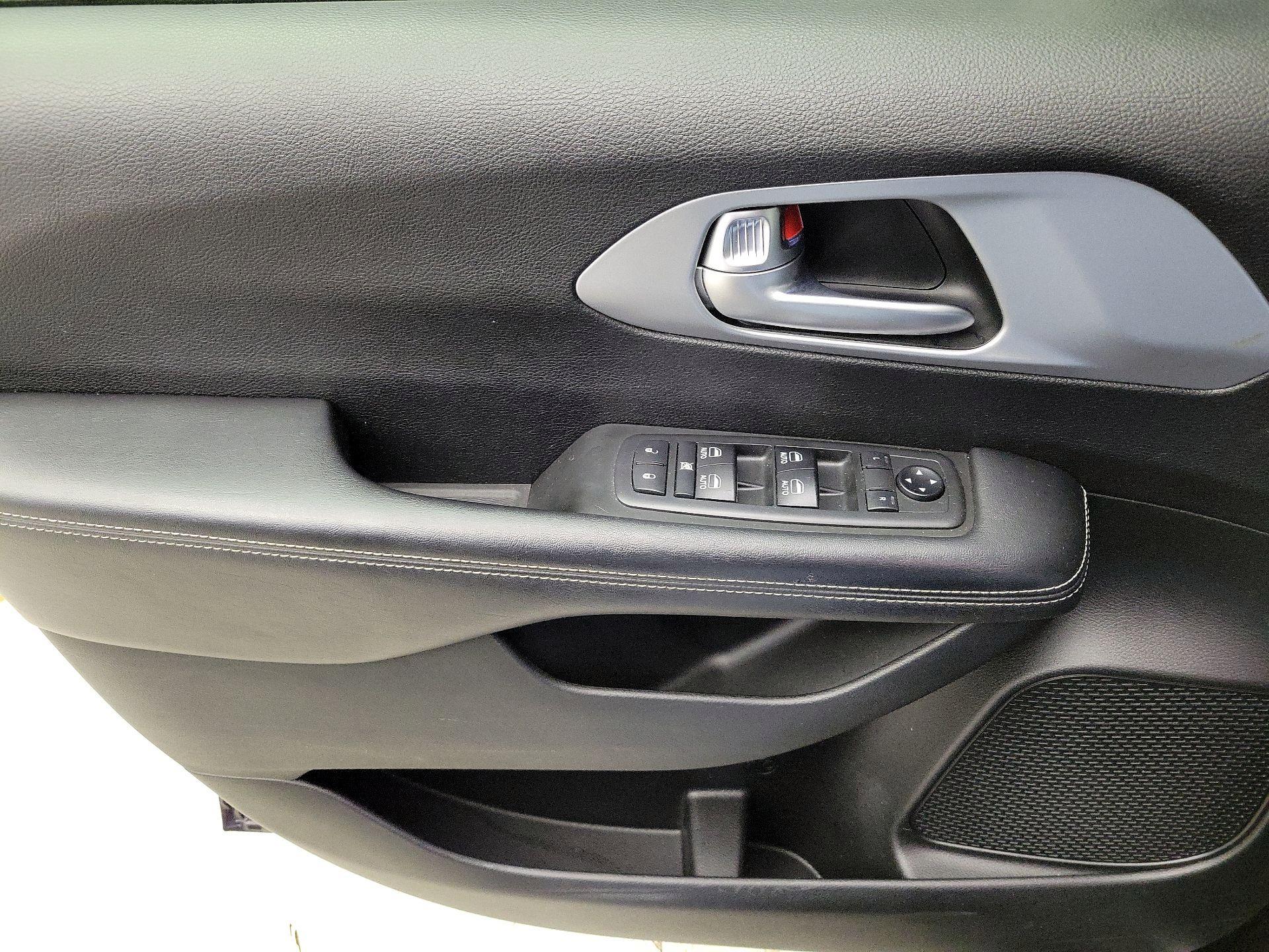 Thumbnail: 2018 Chrysler Pacifica - 12