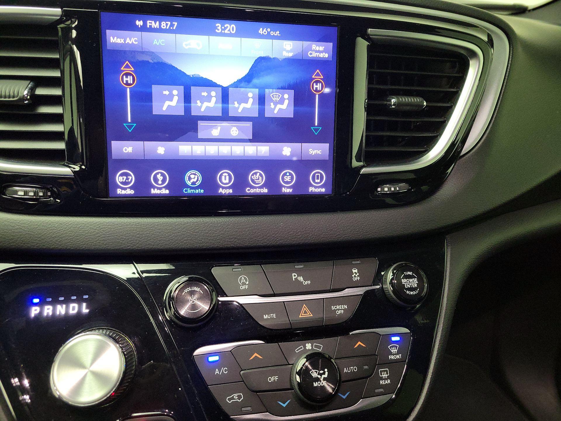 Thumbnail: 2018 Chrysler Pacifica - 17