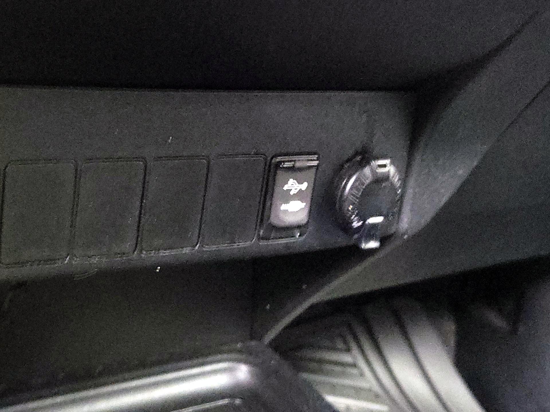 Thumbnail: 2015 Toyota RAV4 - 18