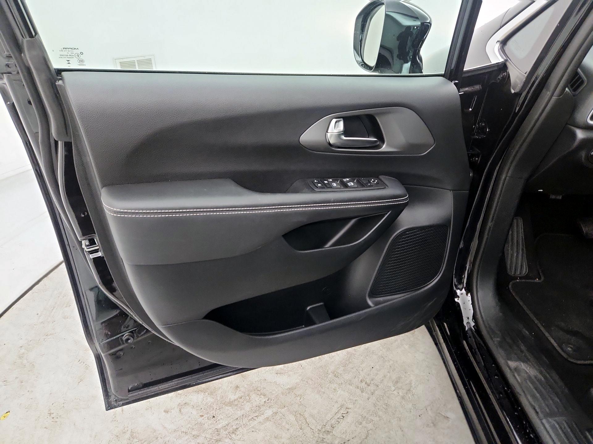 Thumbnail: 2025 Chrysler Voyager - 10