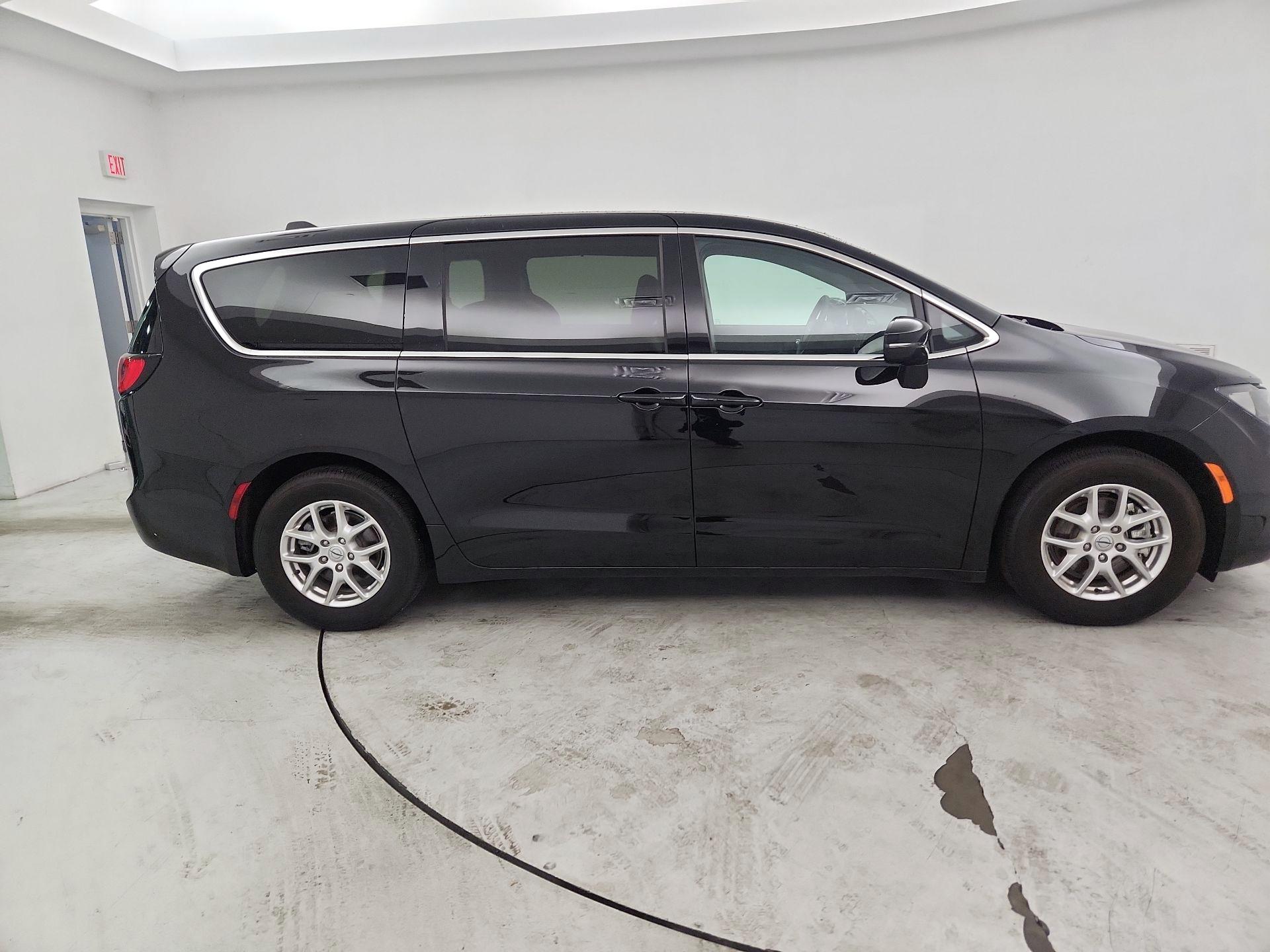 Thumbnail: 2025 Chrysler Voyager - 4