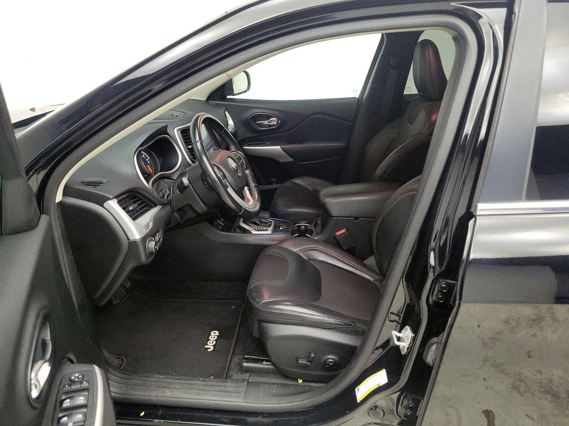 Thumbnail: 2018 Jeep Cherokee - 11