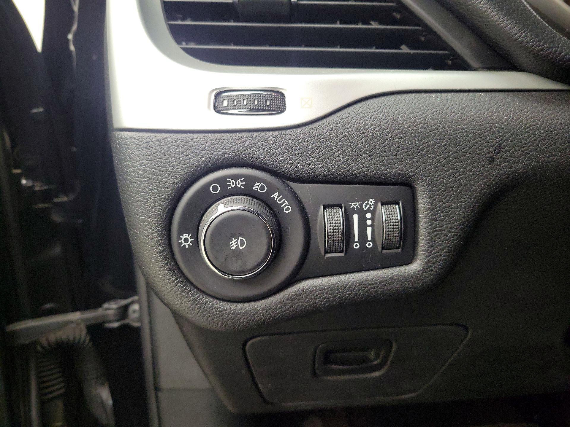 Thumbnail: 2018 Jeep Cherokee - 13