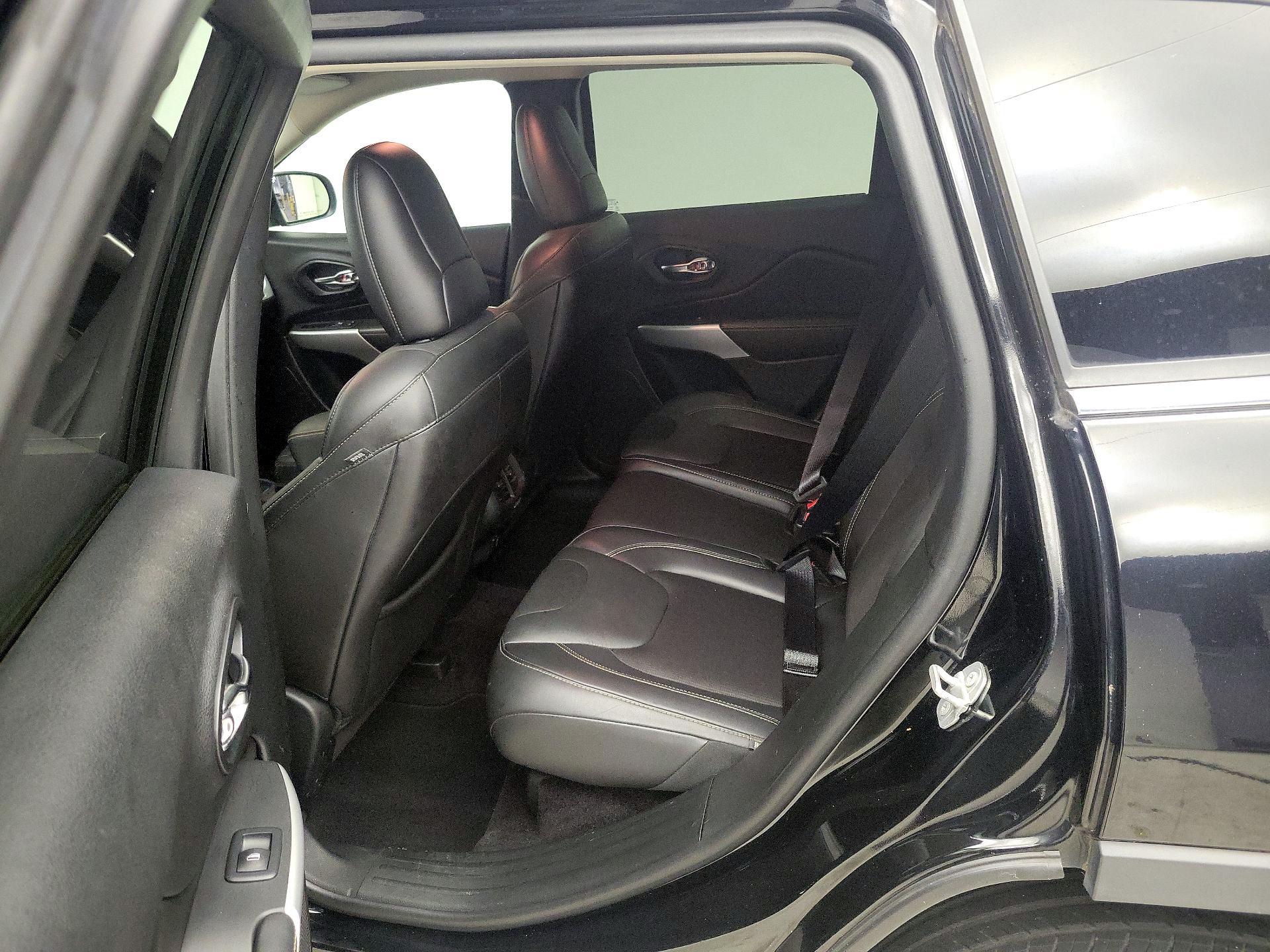 Thumbnail: 2018 Jeep Cherokee - 19