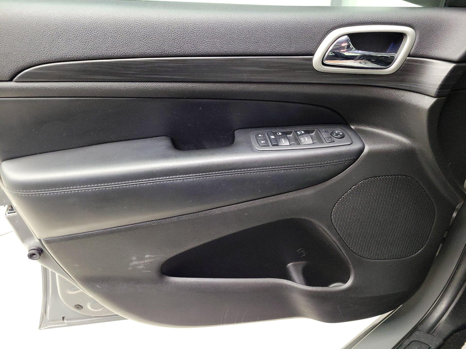 Thumbnail: 2019 Jeep Grand Cherokee - 12