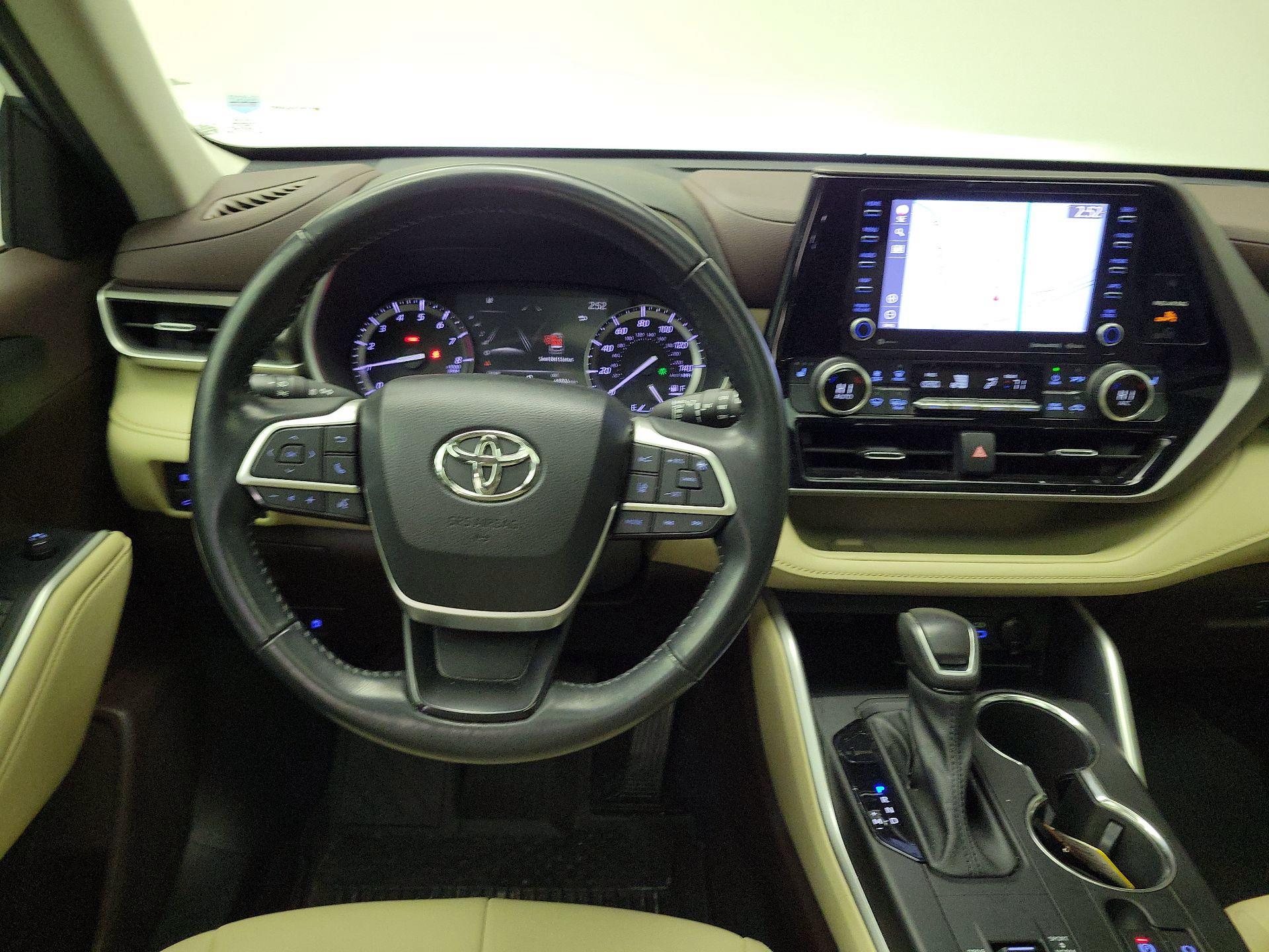 Thumbnail: 2022 Toyota Highlander - 10